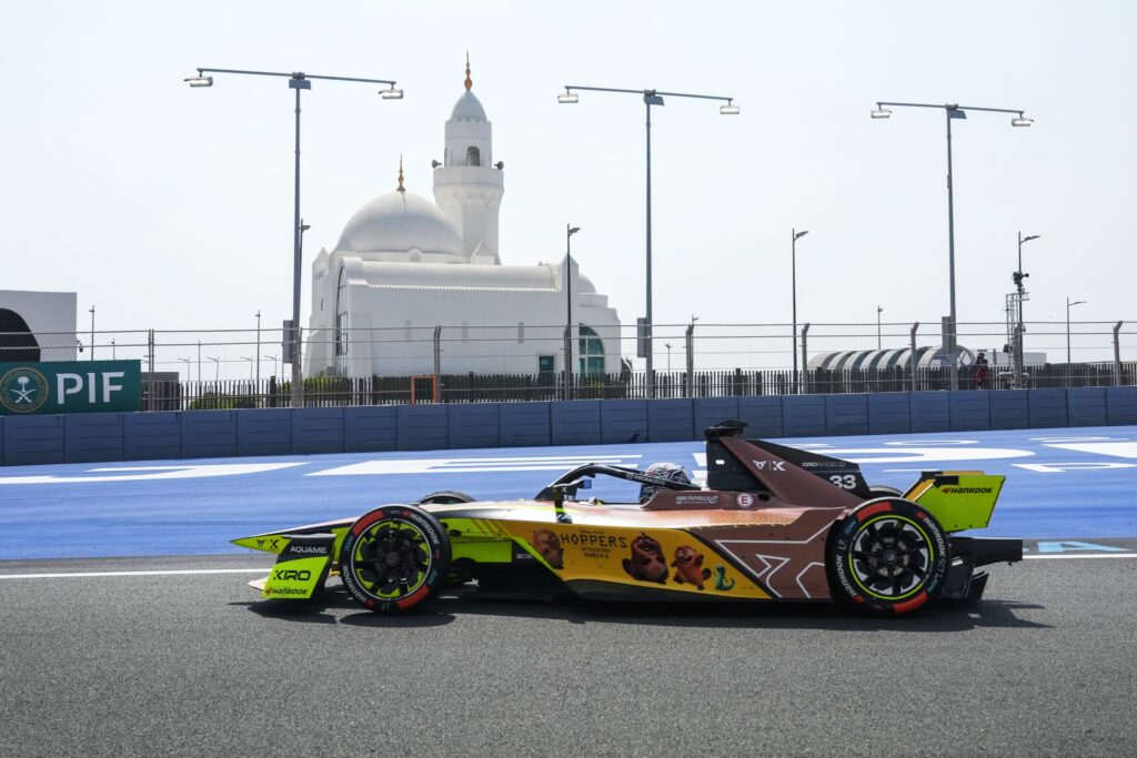 JEDDAH, SAUDI ARABIA - FEBRUARY 13: Dan Ticktum de Gran Bretaña conduciendo el CUPRA KIRO Porsche 99X Electric WCG3 (No. 33) en pista durante las prácticas, previo al Jeddah E-Prix, Ronda 4 del Campeonato Mundial ABB FIA de Fórmula E 2026 en el Circuito de la Corniche de Jeddah el 13 de febrero de 2026 en Jeddah, Arabia Saudita. (Foto: Jed Leicester/LAT Images)