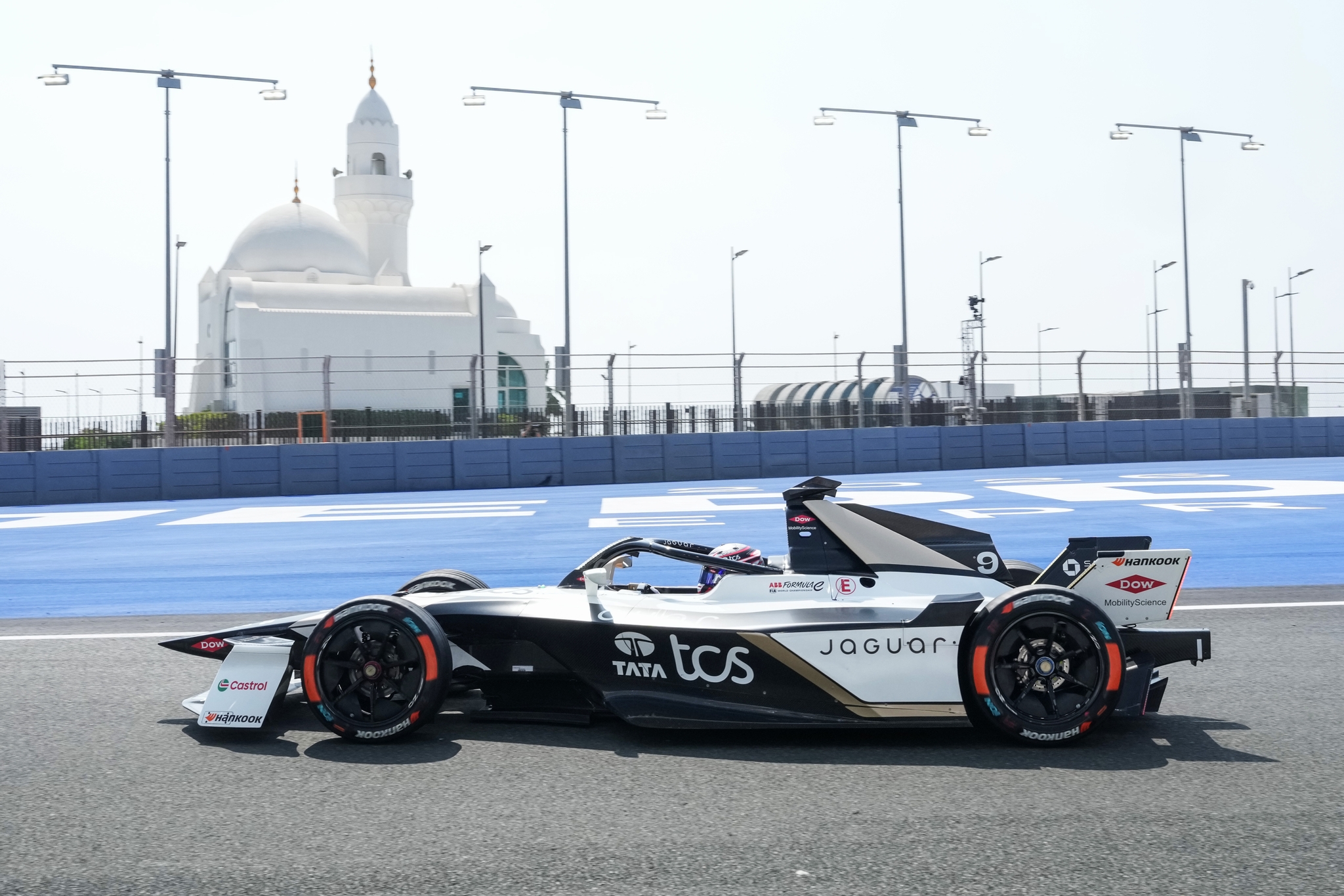 JEDDAH, SAUDI ARABIA - FEBRUARY 13: Mitch Evans de Nueva Zelanda conduciendo el Jaguar TCS Racing Jaguar I-TYPE 7 (No. 9) en pista durante las prácticas, previo al Jeddah E-Prix, Ronda 4 del Campeonato Mundial ABB FIA de Fórmula E 2026 en el Circuito de la Corniche de Jeddah el 13 de febrero de 2026 en Jeddah, Arabia Saudita. (Foto: Jed Leicester/LAT Images)