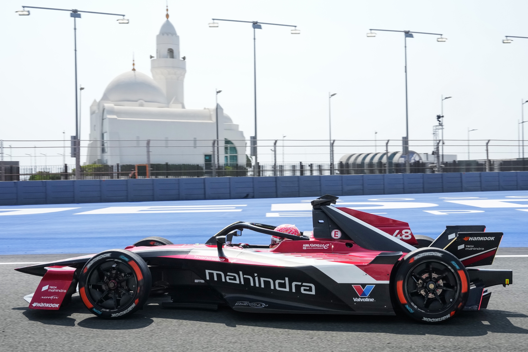 JEDDAH, SAUDI ARABIA - FEBRUARY 13: Edoardo Mortara de Suiza conduciendo el Mahindra Racing Mahindra M12Electro (No. 48) en pista durante las prácticas, previo al Jeddah E-Prix, Ronda 4 del Campeonato Mundial ABB FIA de Fórmula E 2026 en el Circuito de la Corniche de Jeddah el 13 de febrero de 2026 en Jeddah, Arabia Saudita. (Foto: Jed Leicester/LAT Images)