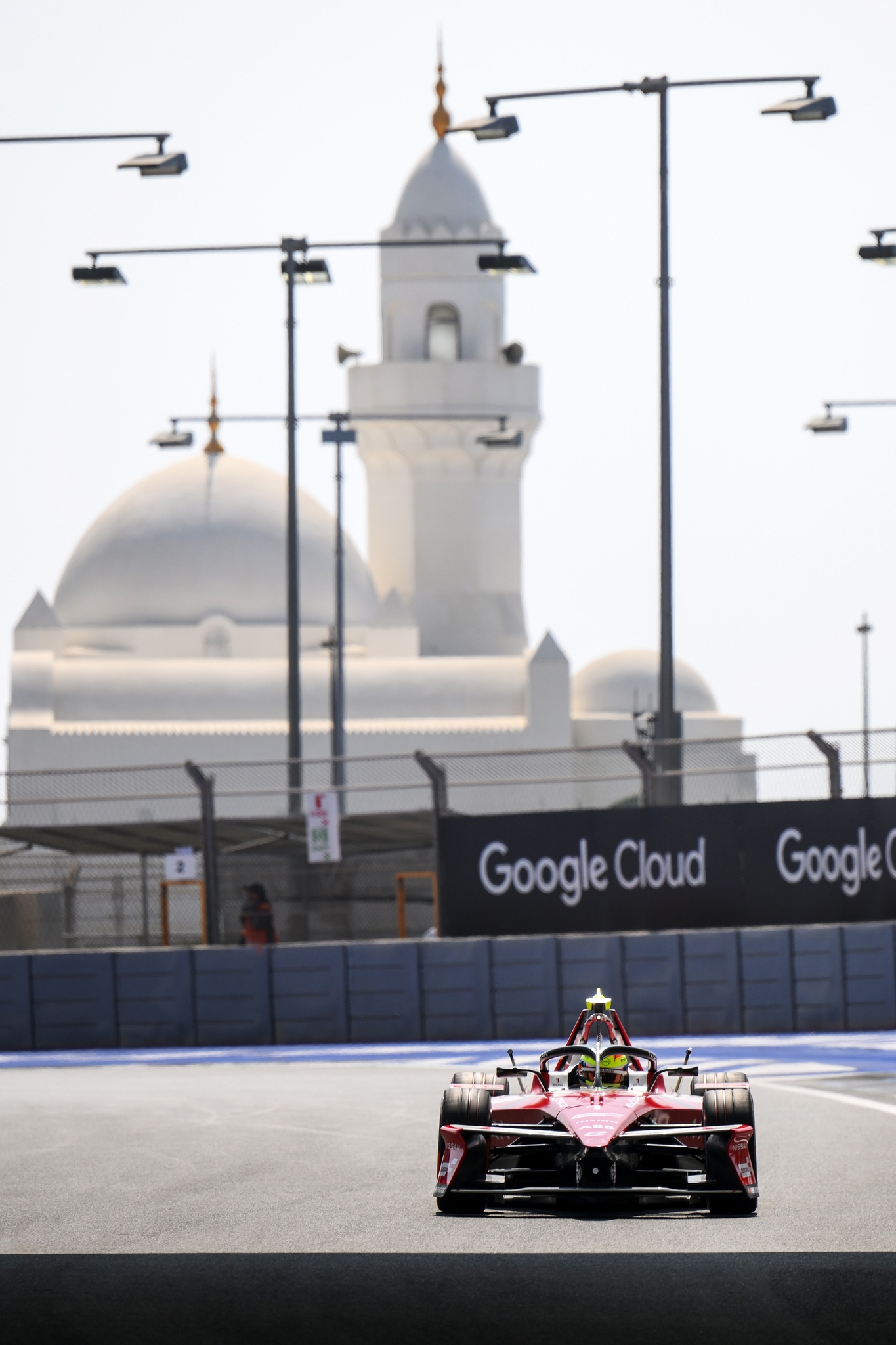 JEDDAH, SAUDI ARABIA - FEBRUARY 13: Oliver Rowly el equipo de Gran Bretaña conduciendo el Nissan Formula E Nissan e-4ORCE 05 (No. 1) en pista durante las prácticas, previo al Jeddah E-Prix, Ronda 4 del Campeonato Mundial ABB FIA de Fórmula E 2026 en el Circuito de la Corniche de Jeddah el 13 de febrero de 2026 en Jeddah, Arabia Saudita. (Foto: Simon Galloway/LAT Images)