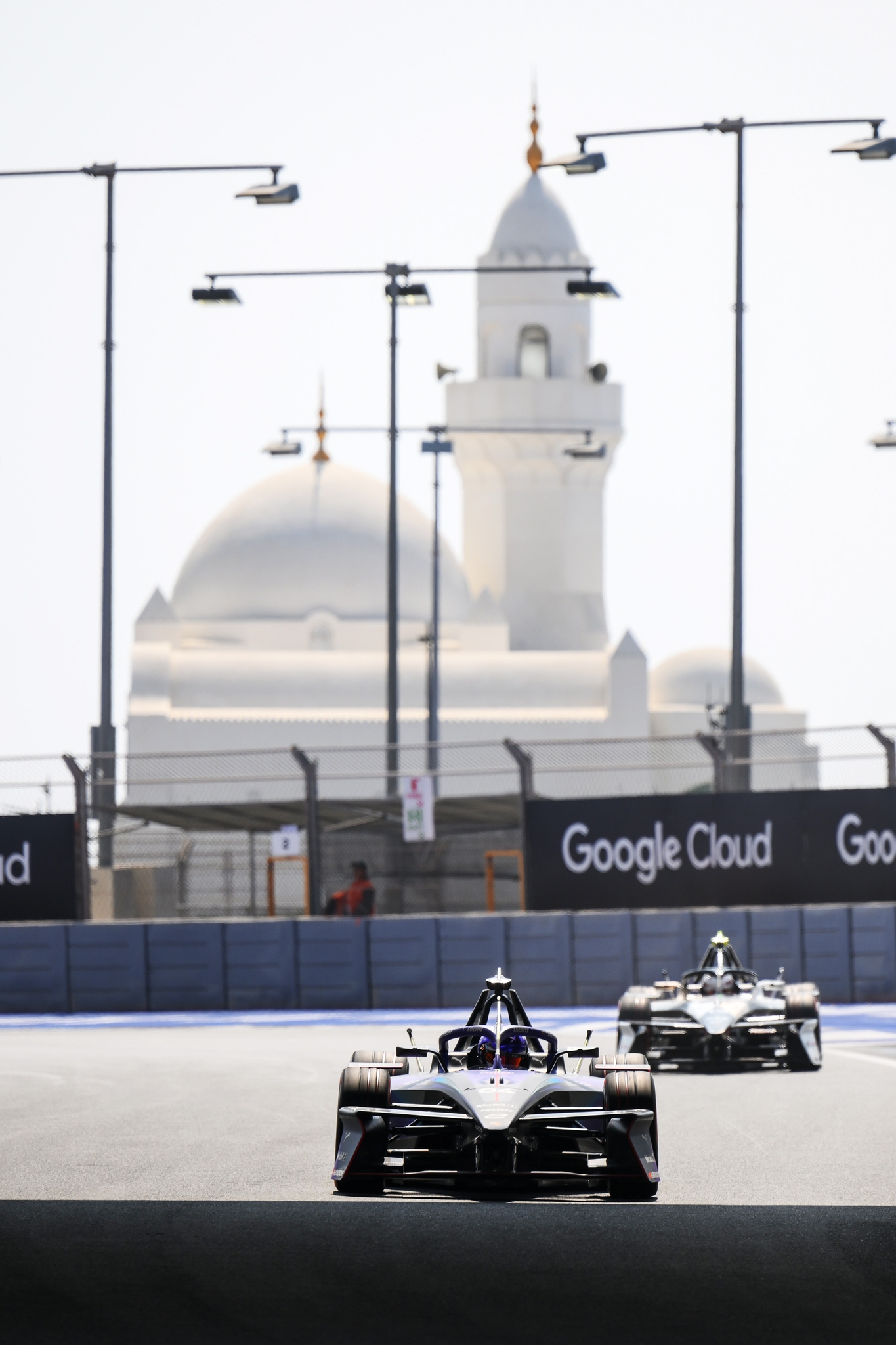 JEDDAH, SAUDI ARABIA - FEBRUARY 13: Pascal Wehrlein de Alemania conduciendo el Porsche Formula E Team Porsche 99X Electric (No. 94) en pista durante las prácticas, previo al Jeddah E-Prix, Ronda 4 del Campeonato Mundial ABB FIA de Fórmula E 2026 en el Circuito de la Corniche de Jeddah el 13 de febrero de 2026 en Jeddah, Arabia Saudita. (Foto: Simon Galloway/LAT Images)