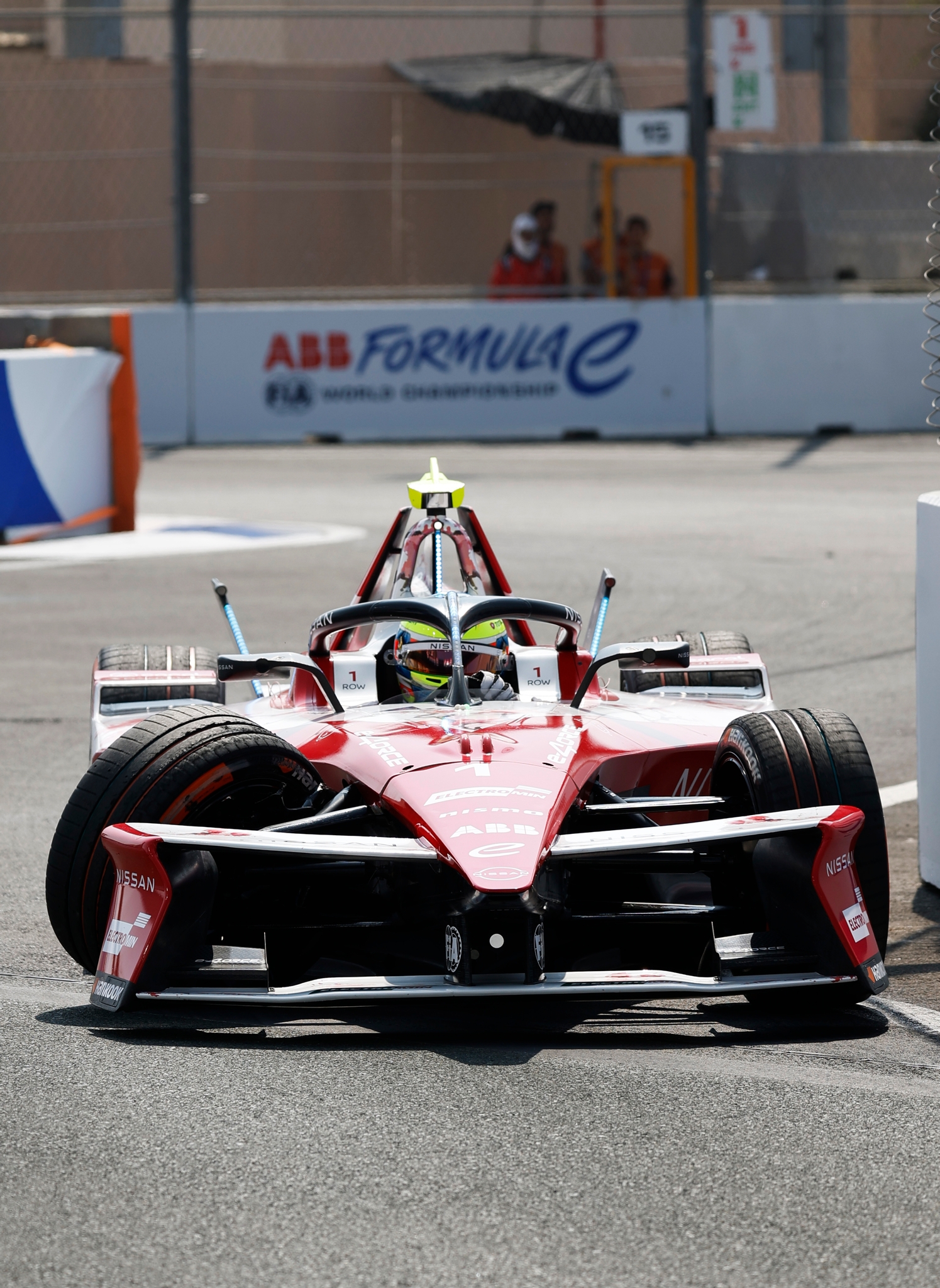 JEDDAH, SAUDI ARABIA - FEBRUARY 13: Oliver Rowly el equipo de Gran Bretaña and Nissan Formula E impacta contra el muro, provocando una bandera roja durante practice, previo al Jeddah E-Prix, Ronda 4 del Campeonato Mundial ABB FIA de Fórmula E 2026 en el Circuito de la Corniche de Jeddah el 13 de febrero de 2026 en Jeddah, Arabia Saudita. (Foto: Jordan McKean/LAT Images)