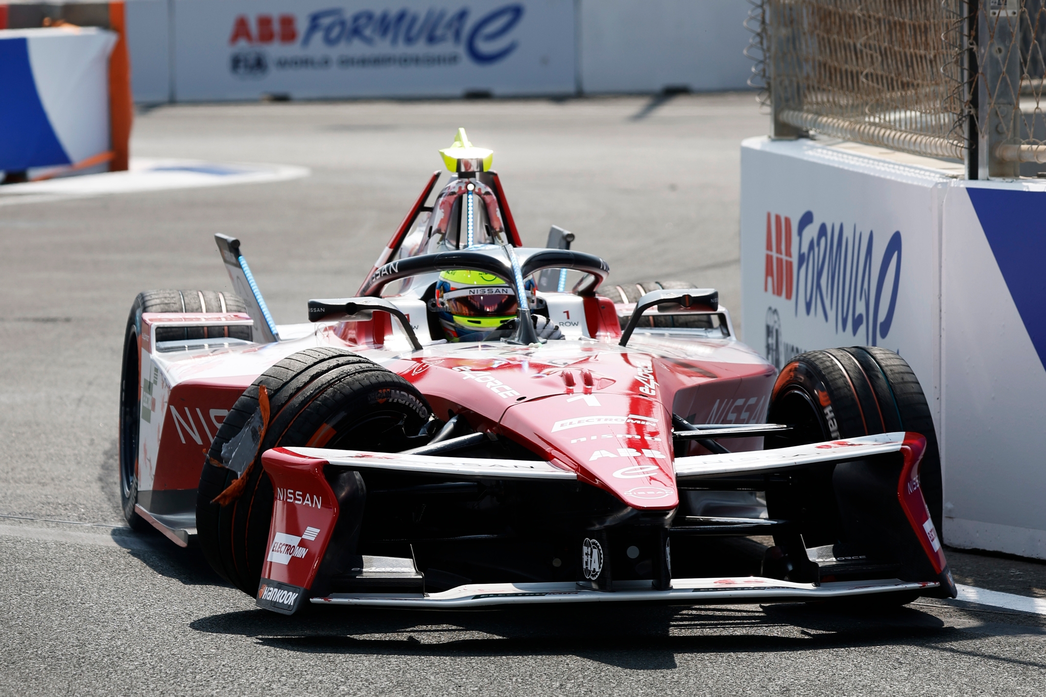 JEDDAH, SAUDI ARABIA - FEBRUARY 13: Oliver Rowly el equipo de Gran Bretaña and Nissan Formula E impacta contra el muro, provocando una bandera roja durante practice, previo al Jeddah E-Prix, Ronda 4 del Campeonato Mundial ABB FIA de Fórmula E 2026 en el Circuito de la Corniche de Jeddah el 13 de febrero de 2026 en Jeddah, Arabia Saudita. (Foto: Jordan McKean/LAT Images)