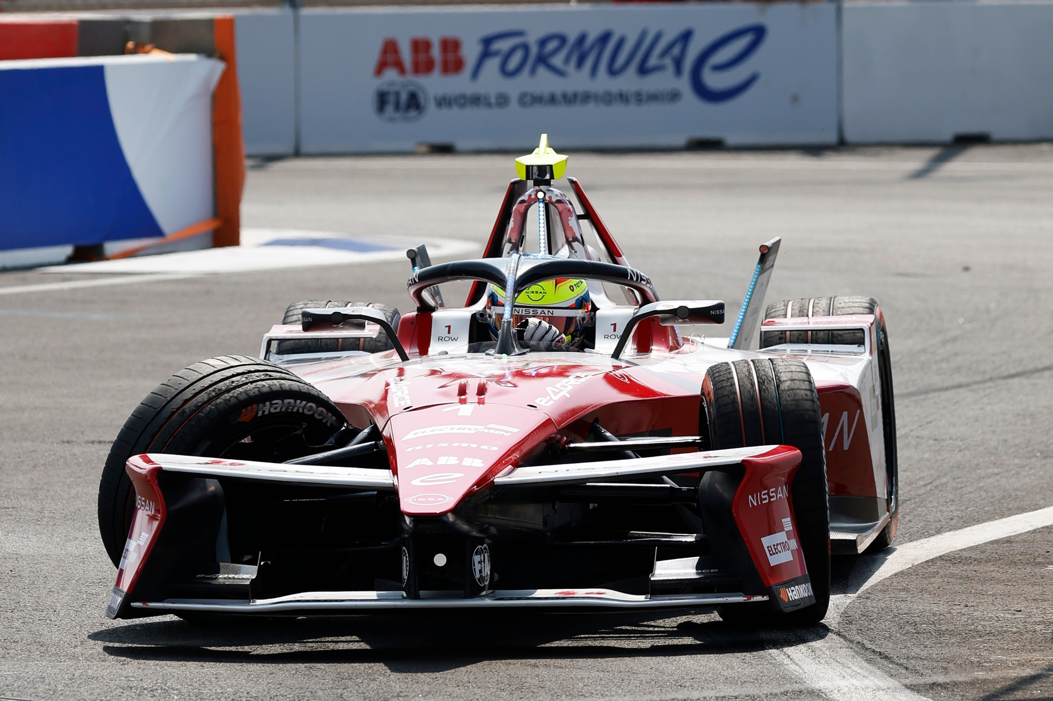 JEDDAH, SAUDI ARABIA - FEBRUARY 13: Oliver Rowly el equipo de Gran Bretaña and Nissan Formula E impacta contra el muro, provocando una bandera roja durante practice, previo al Jeddah E-Prix, Ronda 4 del Campeonato Mundial ABB FIA de Fórmula E 2026 en el Circuito de la Corniche de Jeddah el 13 de febrero de 2026 en Jeddah, Arabia Saudita. (Foto: Jordan McKean/LAT Images)