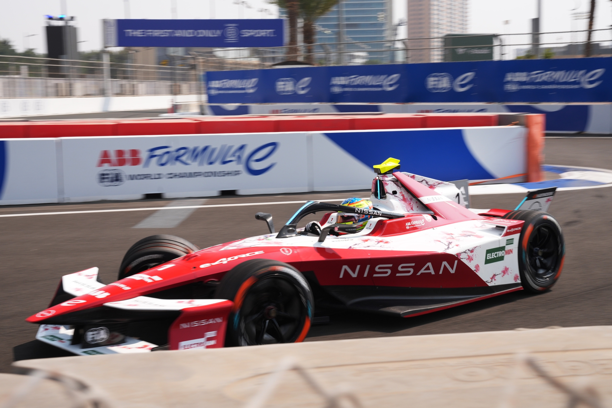 JEDDAH, SAUDI ARABIA - FEBRUARY 13: Oliver Rowly el equipo de Gran Bretaña and Nissan Formula E impacta contra el muro, provocando una bandera roja durante practice, previo al Jeddah E-Prix, Ronda 4 del Campeonato Mundial ABB FIA de Fórmula E 2026 en el Circuito de la Corniche de Jeddah el 13 de febrero de 2026 en Jeddah, Arabia Saudita. (Foto: Oscar Lumley/LAT Images)