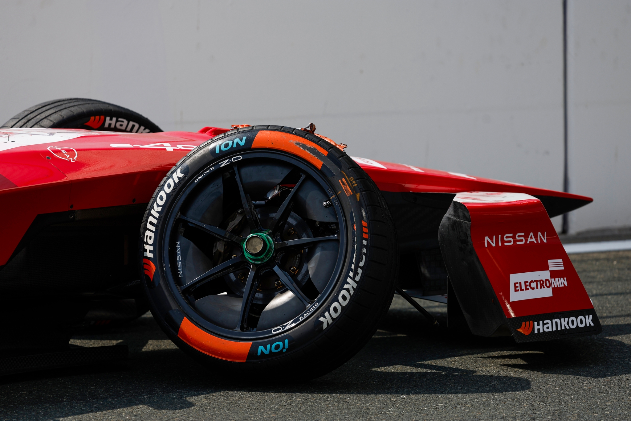 JEDDAH, SAUDI ARABIA - FEBRUARY 13: La rueda dañada en el auto de Oliver Rowly el equipo de Gran Bretaña and Nissan Formula E (not pictured), tras una colisión en pista durante practice, previo al Jeddah E-Prix, Ronda 4 del Campeonato Mundial ABB FIA de Fórmula E 2026 en el Circuito de la Corniche de Jeddah el 13 de febrero de 2026 en Jeddah, Arabia Saudita. (Foto: Jordan McKean/LAT Images)