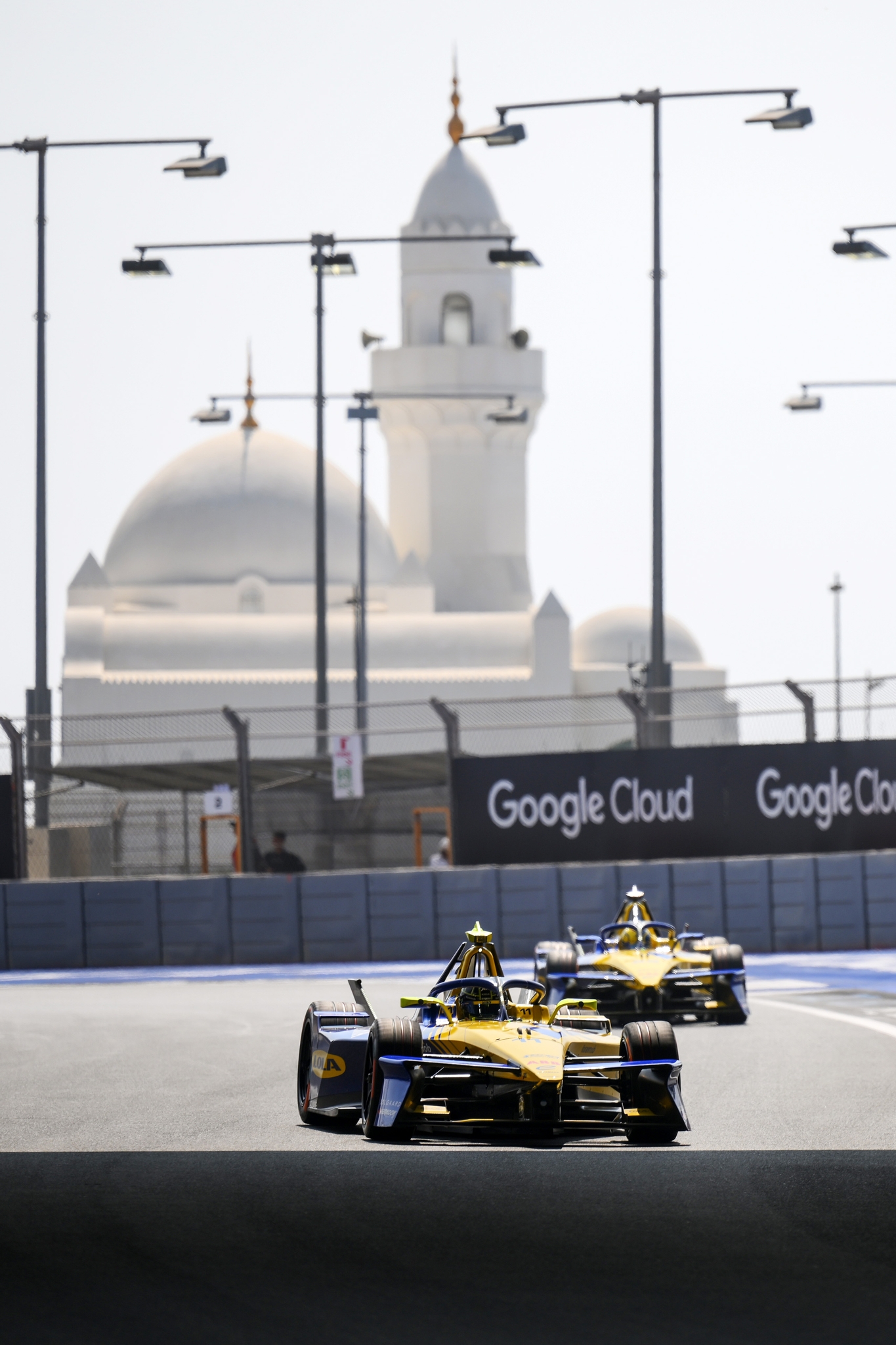 JEDDAH, SAUDI ARABIA - FEBRUARY 13: Lucas di Grassi de Brasil conduciendo el Lola Yamaha ABT Formula E Team Lola-Yamaha T001 (No. 11) en pista durante las prácticas, previo al Jeddah E-Prix, Ronda 4 del Campeonato Mundial ABB FIA de Fórmula E 2026 en el Circuito de la Corniche de Jeddah el 13 de febrero de 2026 en Jeddah, Arabia Saudita. (Foto: Simon Galloway/LAT Images)