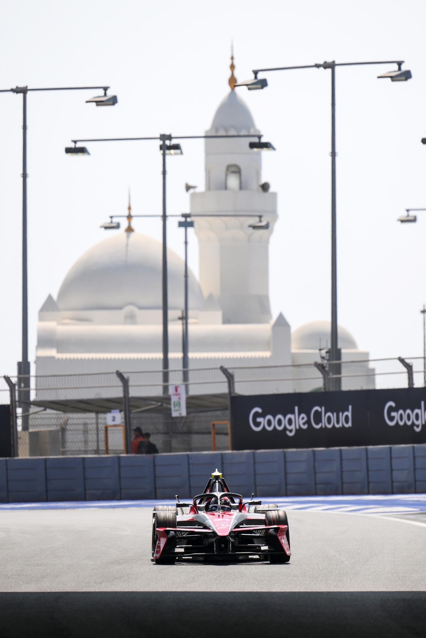 JEDDAH, SAUDI ARABIA - FEBRUARY 13: Nyck de Vries de los Países Bajos conduciendo el Mahindra Racing Mahindra M12Electro (No. 21) en pista durante las prácticas, previo al Jeddah E-Prix, Ronda 4 del Campeonato Mundial ABB FIA de Fórmula E 2026 en el Circuito de la Corniche de Jeddah el 13 de febrero de 2026 en Jeddah, Arabia Saudita. (Foto: Simon Galloway/LAT Images)