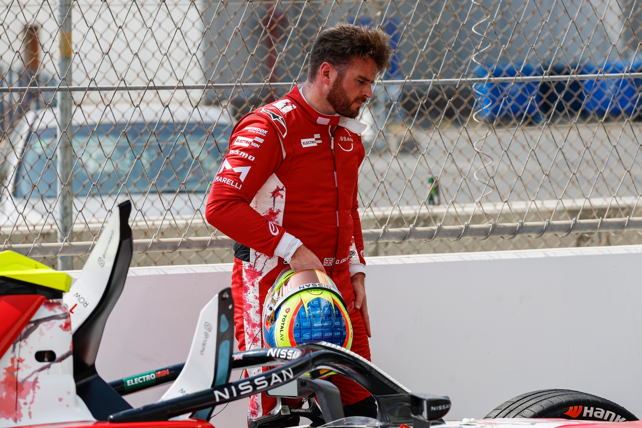JEDDAH, SAUDI ARABIA - FEBRUARY 13: Oliver Rowly el equipo de Gran Bretaña and Nissan Formula E looks dejected tras una colisión en pista durante practice, previo al Jeddah E-Prix, Ronda 4 del Campeonato Mundial ABB FIA de Fórmula E 2026 en el Circuito de la Corniche de Jeddah el 13 de febrero de 2026 en Jeddah, Arabia Saudita. (Foto: Jordan McKean/LAT Images)
