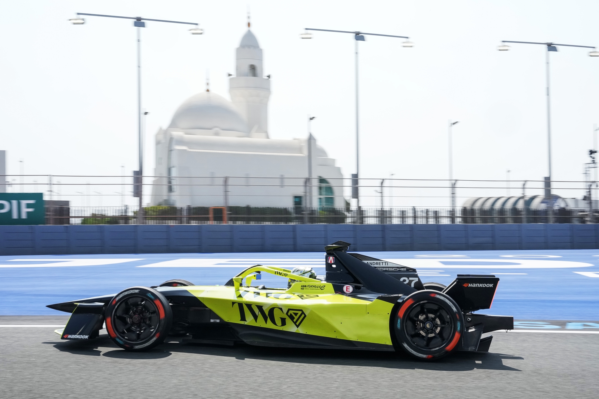JEDDAH, SAUDI ARABIA - FEBRUARY 13: Jake Dennis de Gran Bretaña conduciendo el Andretti Formula E Porsche 99X Electric (No. 27) en pista durante las prácticas, previo al Jeddah E-Prix, Ronda 4 del Campeonato Mundial ABB FIA de Fórmula E 2026 en el Circuito de la Corniche de Jeddah el 13 de febrero de 2026 en Jeddah, Arabia Saudita. (Foto: Jed Leicester/LAT Images)