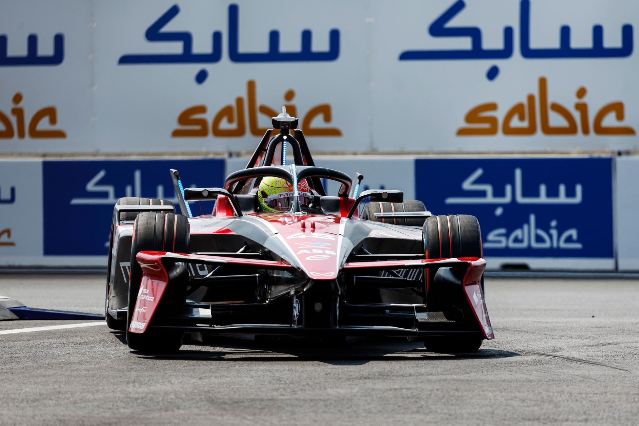 JEDDAH, SAUDI ARABIA - FEBRUARY 13: Edoardo Mortara de Suiza conduciendo el Mahindra Racing Mahindra M12Electro (No. 48) en pista durante las prácticas, previo al Jeddah E-Prix, Ronda 4 del Campeonato Mundial ABB FIA de Fórmula E 2026 en el Circuito de la Corniche de Jeddah el 13 de febrero de 2026 en Jeddah, Arabia Saudita. (Foto: Jordan McKean/LAT Images)