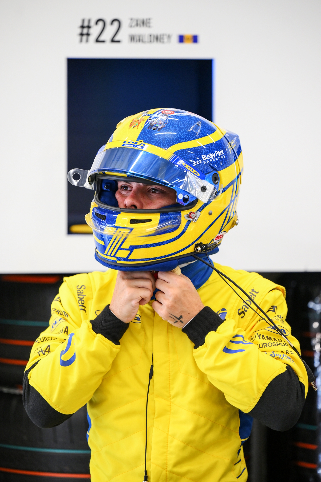 JEDDAH, SAUDI ARABIA - FEBRUARY 13: Zane Maloney de Barbados y el equipo Lola Yamaha ABT Formula E se prepara para conducir en el garaje durante qualifying, previo al Jeddah E-Prix, Ronda 4 del Campeonato Mundial ABB FIA de Fórmula E 2026 en el Circuito de la Corniche de Jeddah el 13 de febrero de 2026 en Jeddah, Arabia Saudita. (Foto: Simon Galloway/LAT Images)