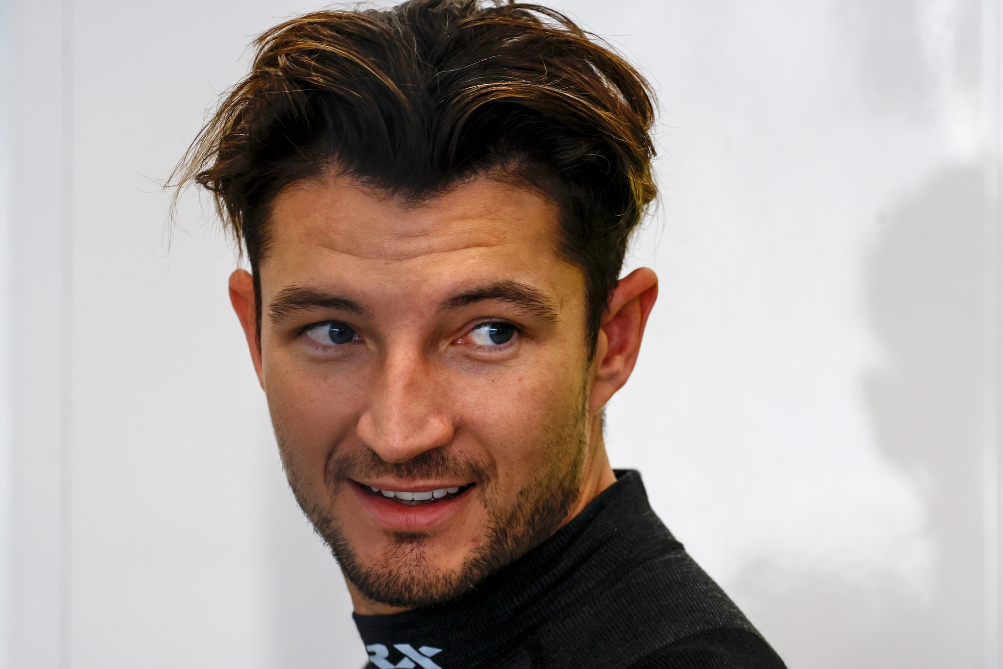 JEDDAH, SAUDI ARABIA - FEBRUARY 13: Jake Dennis de Gran Bretaña and Andretti Formula E observa en el garaje durante qualifying, previo al Jeddah E-Prix, Ronda 4 del Campeonato Mundial ABB FIA de Fórmula E 2026 en el Circuito de la Corniche de Jeddah el 13 de febrero de 2026 en Jeddah, Arabia Saudita. (Foto: Jordan McKean/LAT Images)
