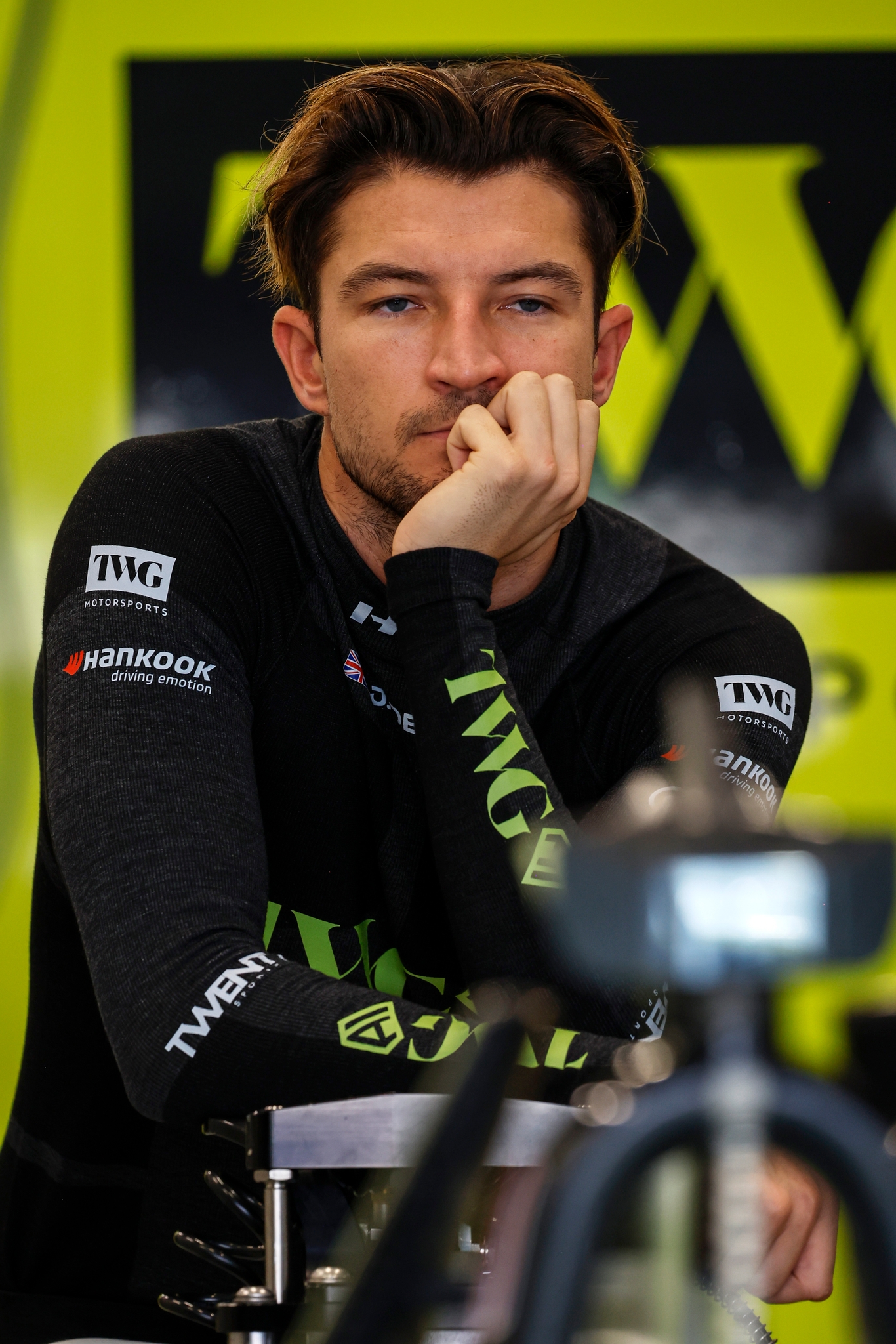 JEDDAH, SAUDI ARABIA - FEBRUARY 13: Jake Dennis de Gran Bretaña and Andretti Formula E observa en el garaje durante qualifying, previo al Jeddah E-Prix, Ronda 4 del Campeonato Mundial ABB FIA de Fórmula E 2026 en el Circuito de la Corniche de Jeddah el 13 de febrero de 2026 en Jeddah, Arabia Saudita. (Foto: Jordan McKean/LAT Images)