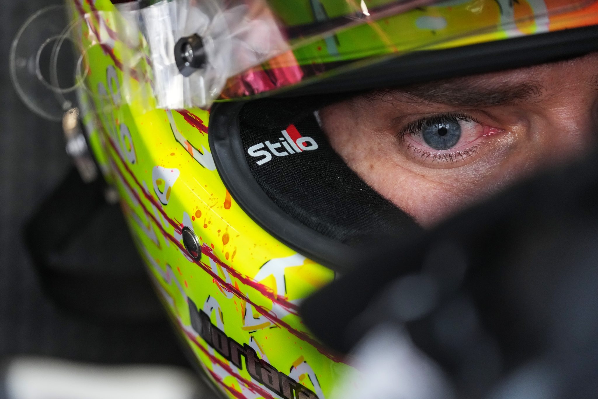 JEDDAH, SAUDI ARABIA - FEBRUARY 13: Edoardo Mortara de Suiza and Mahindra Racing se prepara para conducir en el garaje durante qualifying, previo al Jeddah E-Prix, Ronda 4 del Campeonato Mundial ABB FIA de Fórmula E 2026 en el Circuito de la Corniche de Jeddah el 13 de febrero de 2026 en Jeddah, Arabia Saudita. (Foto: Jed Leicester/LAT Images)