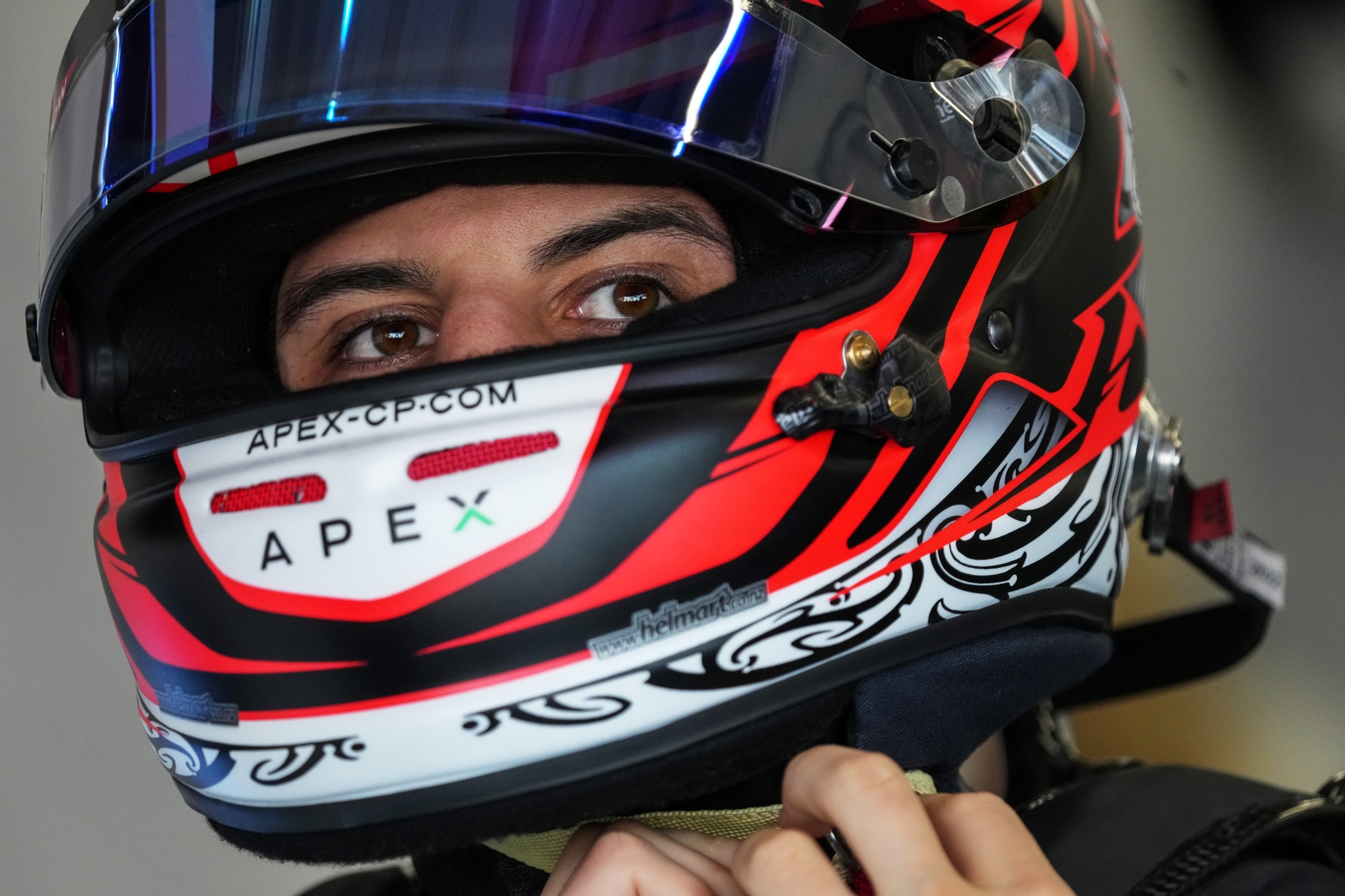 JEDDAH, SAUDI ARABIA - FEBRUARY 13: Mitch Evans de Nueva Zelanda and Jaguar TCS Racing se prepara para conducir en el garaje durante qualifying, previo al Jeddah E-Prix, Ronda 4 del Campeonato Mundial ABB FIA de Fórmula E 2026 en el Circuito de la Corniche de Jeddah el 13 de febrero de 2026 en Jeddah, Arabia Saudita. (Foto: Jed Leicester/LAT Images)