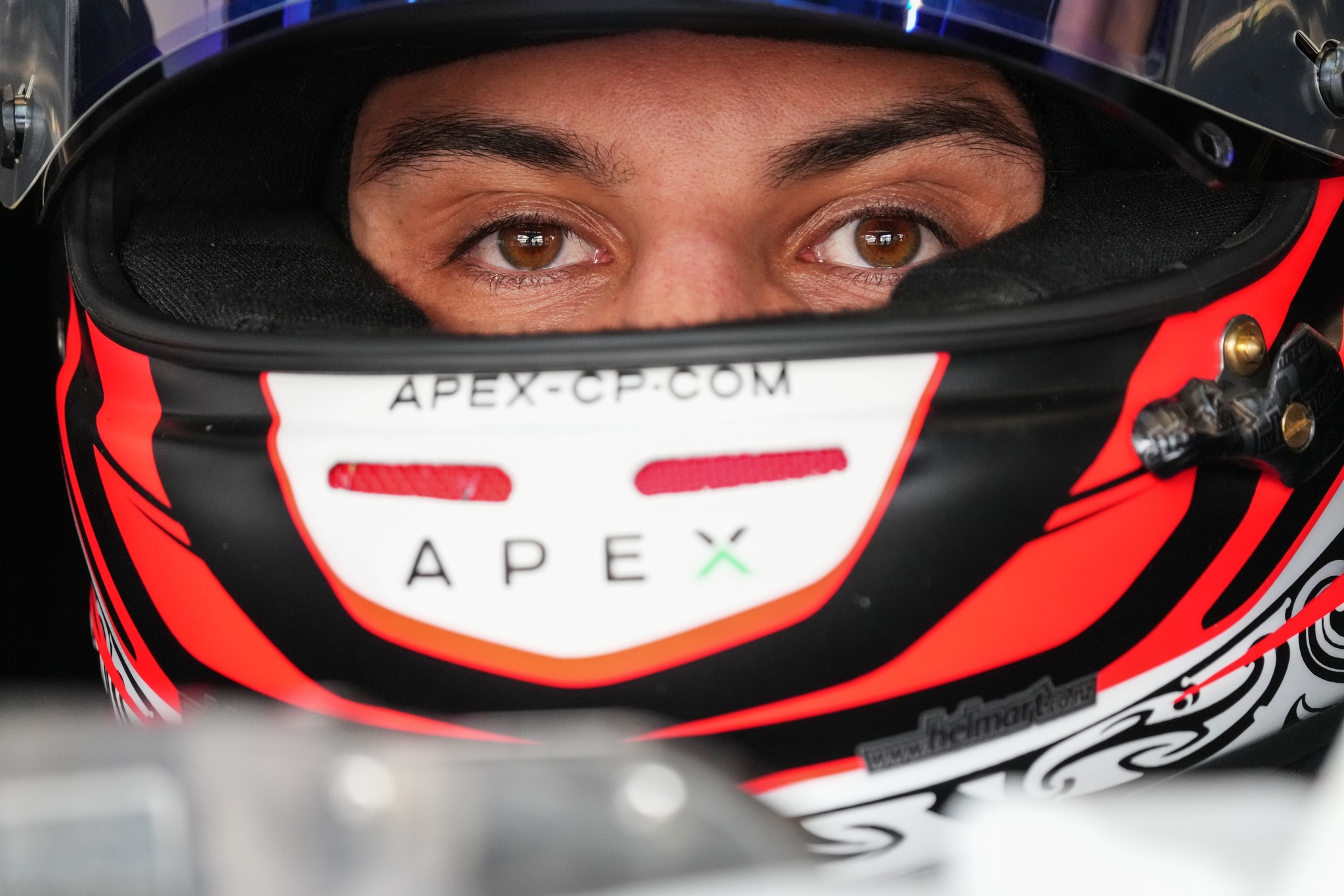 JEDDAH, SAUDI ARABIA - FEBRUARY 13: Mitch Evans de Nueva Zelanda and Jaguar TCS Racing se prepara para conducir en el garaje durante qualifying, previo al Jeddah E-Prix, Ronda 4 del Campeonato Mundial ABB FIA de Fórmula E 2026 en el Circuito de la Corniche de Jeddah el 13 de febrero de 2026 en Jeddah, Arabia Saudita. (Foto: Jed Leicester/LAT Images)