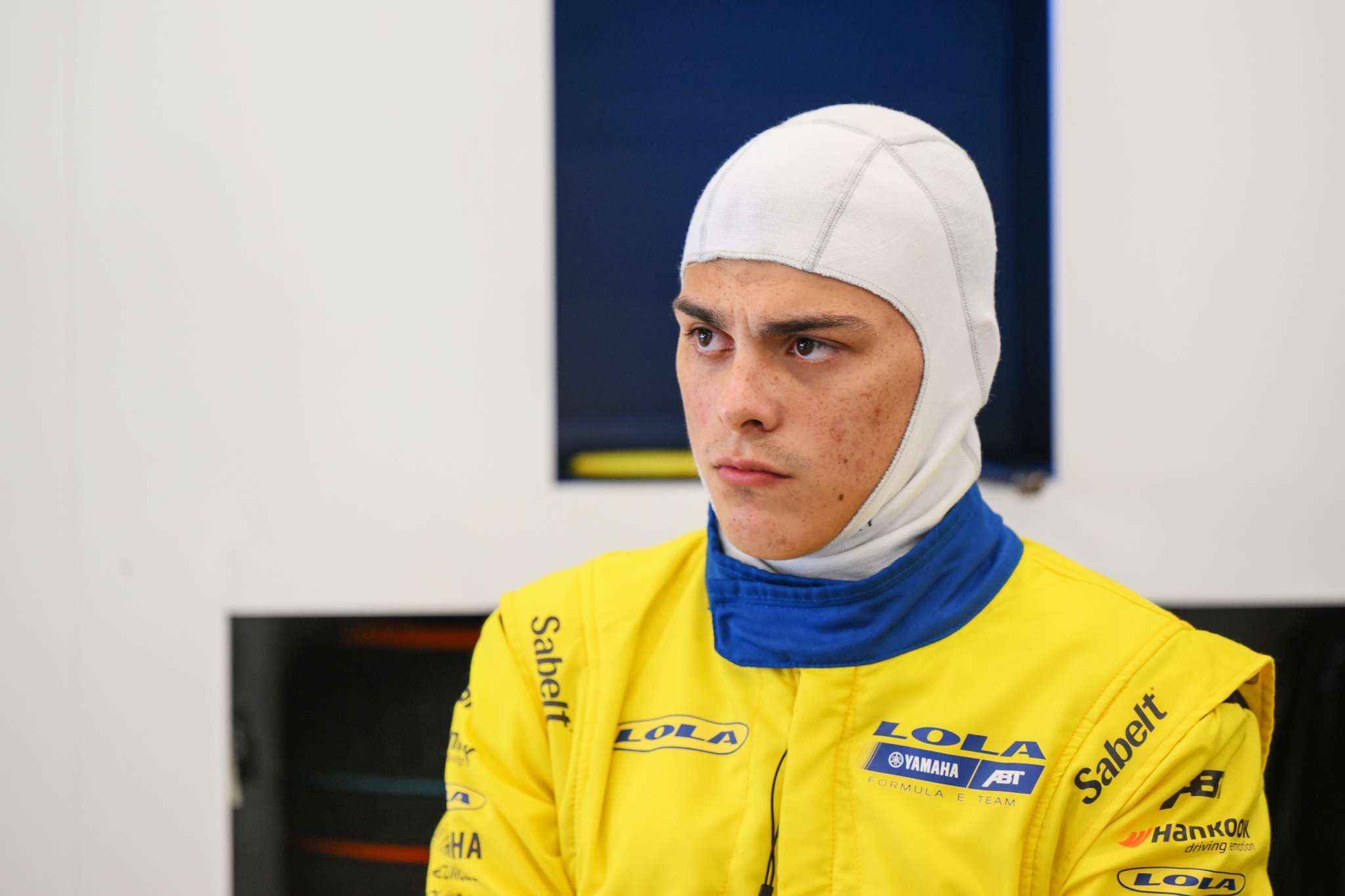 JEDDAH, SAUDI ARABIA - FEBRUARY 13: Zane Maloney de Barbados y el equipo Lola Yamaha ABT Formula E se prepara para conducir en el garaje durante qualifying, previo al Jeddah E-Prix, Ronda 4 del Campeonato Mundial ABB FIA de Fórmula E 2026 en el Circuito de la Corniche de Jeddah el 13 de febrero de 2026 en Jeddah, Arabia Saudita. (Foto: Simon Galloway/LAT Images)