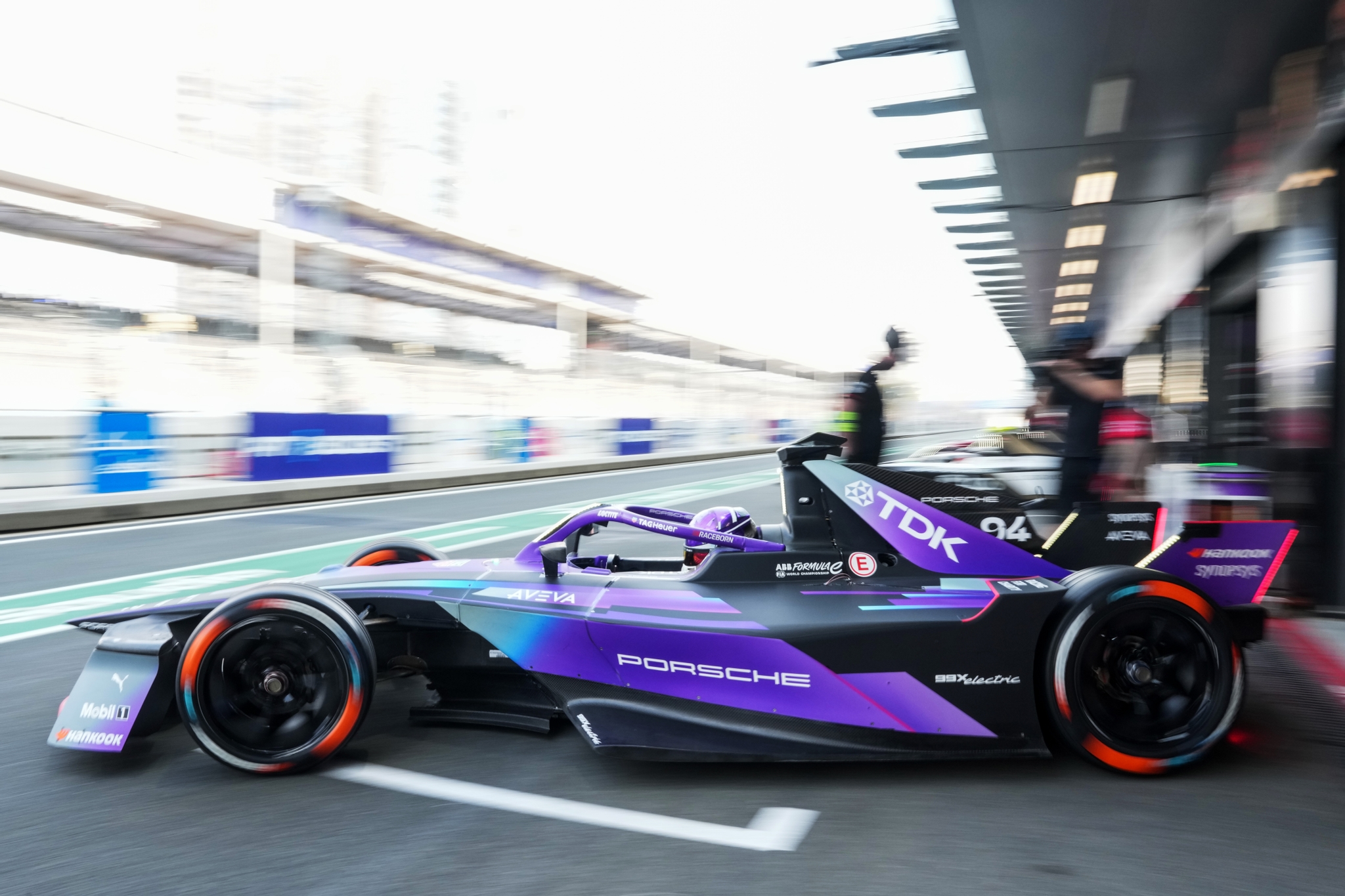 JEDDAH, SAUDI ARABIA - FEBRUARY 13: Pascal Wehrlein de Alemania conduciendo el Porsche Formula E Team Porsche 99X Electric (No. 94) sale del garaje durante qualifying, previo al Jeddah E-Prix, Ronda 4 del Campeonato Mundial ABB FIA de Fórmula E 2026 en el Circuito de la Corniche de Jeddah el 13 de febrero de 2026 en Jeddah, Arabia Saudita. (Foto: Jed Leicester/LAT Images)