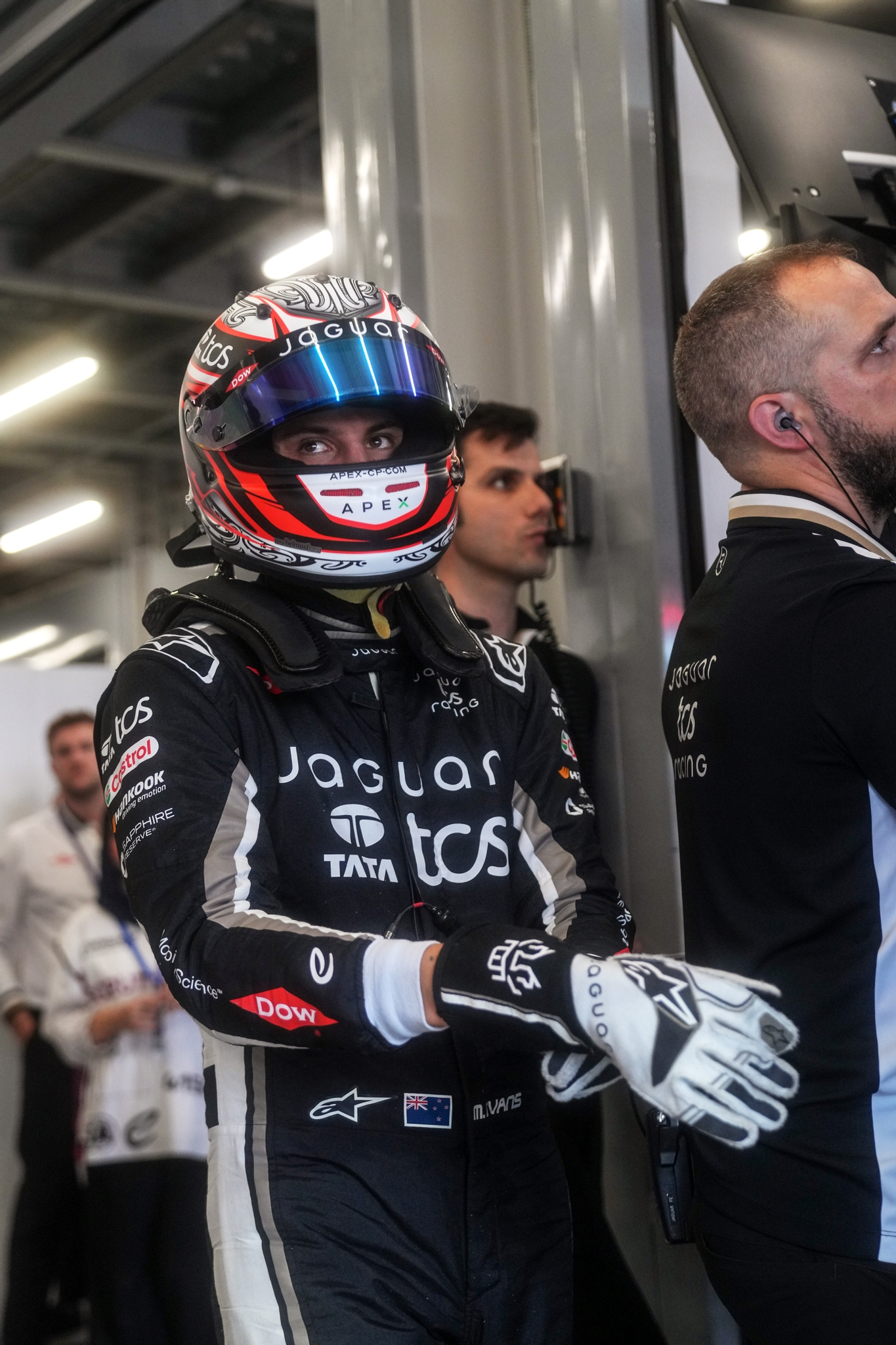 JEDDAH, SAUDI ARABIA - FEBRUARY 13: Mitch Evans de Nueva Zelanda and Jaguar TCS Racing se prepara para conducir en el garaje durante qualifying, previo al Jeddah E-Prix, Ronda 4 del Campeonato Mundial ABB FIA de Fórmula E 2026 en el Circuito de la Corniche de Jeddah el 13 de febrero de 2026 en Jeddah, Arabia Saudita. (Foto: Oscar Lumley/LAT Images)