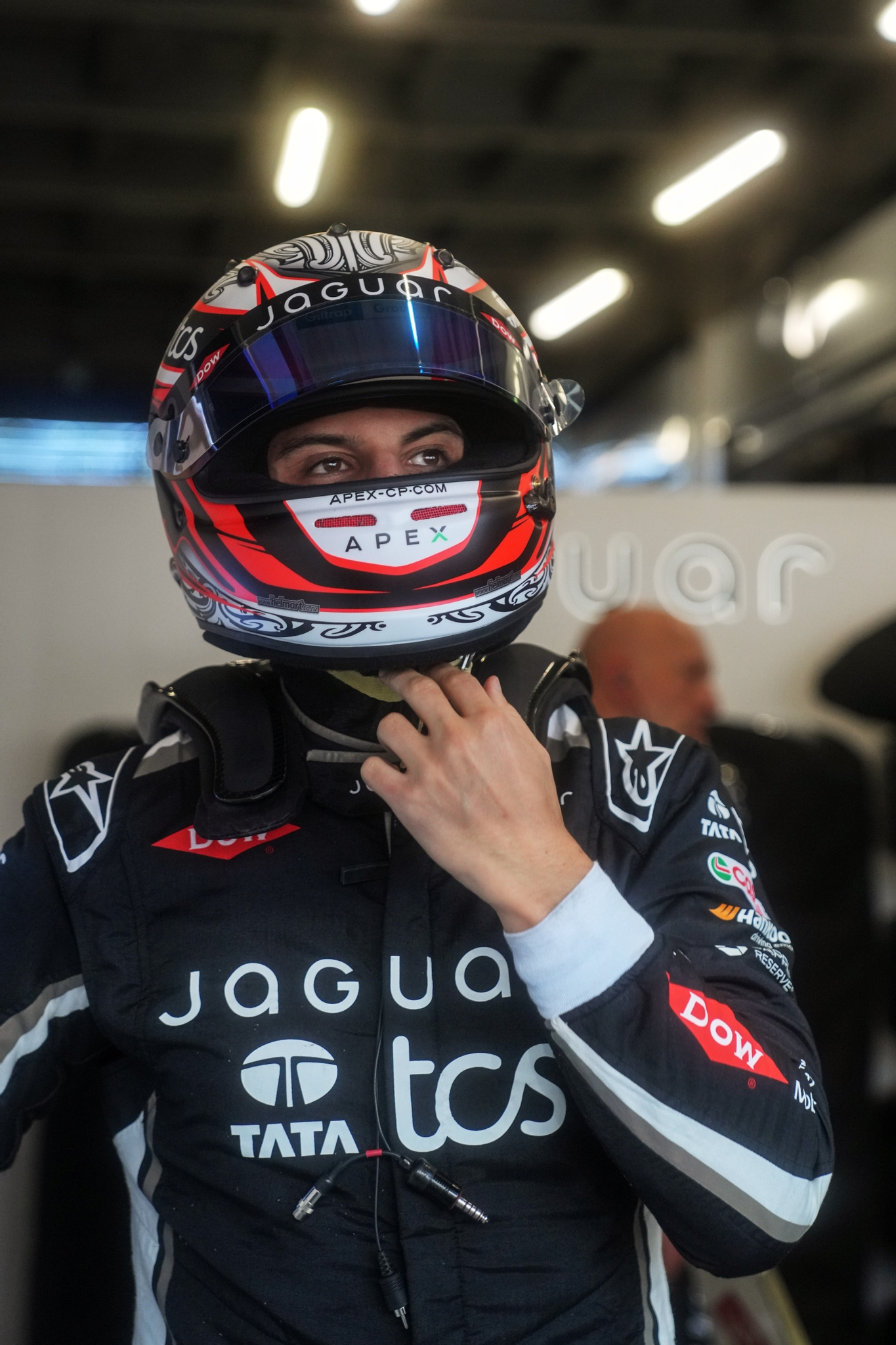 JEDDAH, SAUDI ARABIA - FEBRUARY 13: Mitch Evans de Nueva Zelanda and Jaguar TCS Racing se prepara para conducir en el garaje durante qualifying, previo al Jeddah E-Prix, Ronda 4 del Campeonato Mundial ABB FIA de Fórmula E 2026 en el Circuito de la Corniche de Jeddah el 13 de febrero de 2026 en Jeddah, Arabia Saudita. (Foto: Oscar Lumley/LAT Images)