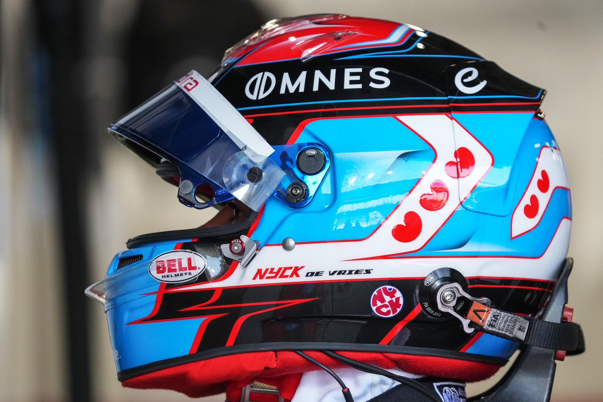 JEDDAH, SAUDI ARABIA - FEBRUARY 13: Nyck de Vries de los Países Bajos and Mahindra Racing se prepara para conducir en el garaje durante qualifying, previo al Jeddah E-Prix, Ronda 4 del Campeonato Mundial ABB FIA de Fórmula E 2026 en el Circuito de la Corniche de Jeddah el 13 de febrero de 2026 en Jeddah, Arabia Saudita. (Foto: Jed Leicester/LAT Images)