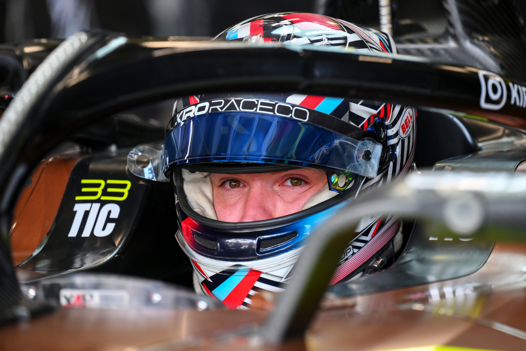 JEDDAH, SAUDI ARABIA - FEBRUARY 13: Dan Ticktum de Gran Bretaña and CUPRA KIRO se prepara para conducir en el garaje durante qualifying, previo al Jeddah E-Prix, Ronda 4 del Campeonato Mundial ABB FIA de Fórmula E 2026 en el Circuito de la Corniche de Jeddah el 13 de febrero de 2026 en Jeddah, Arabia Saudita. (Foto: Simon Galloway/LAT Images)