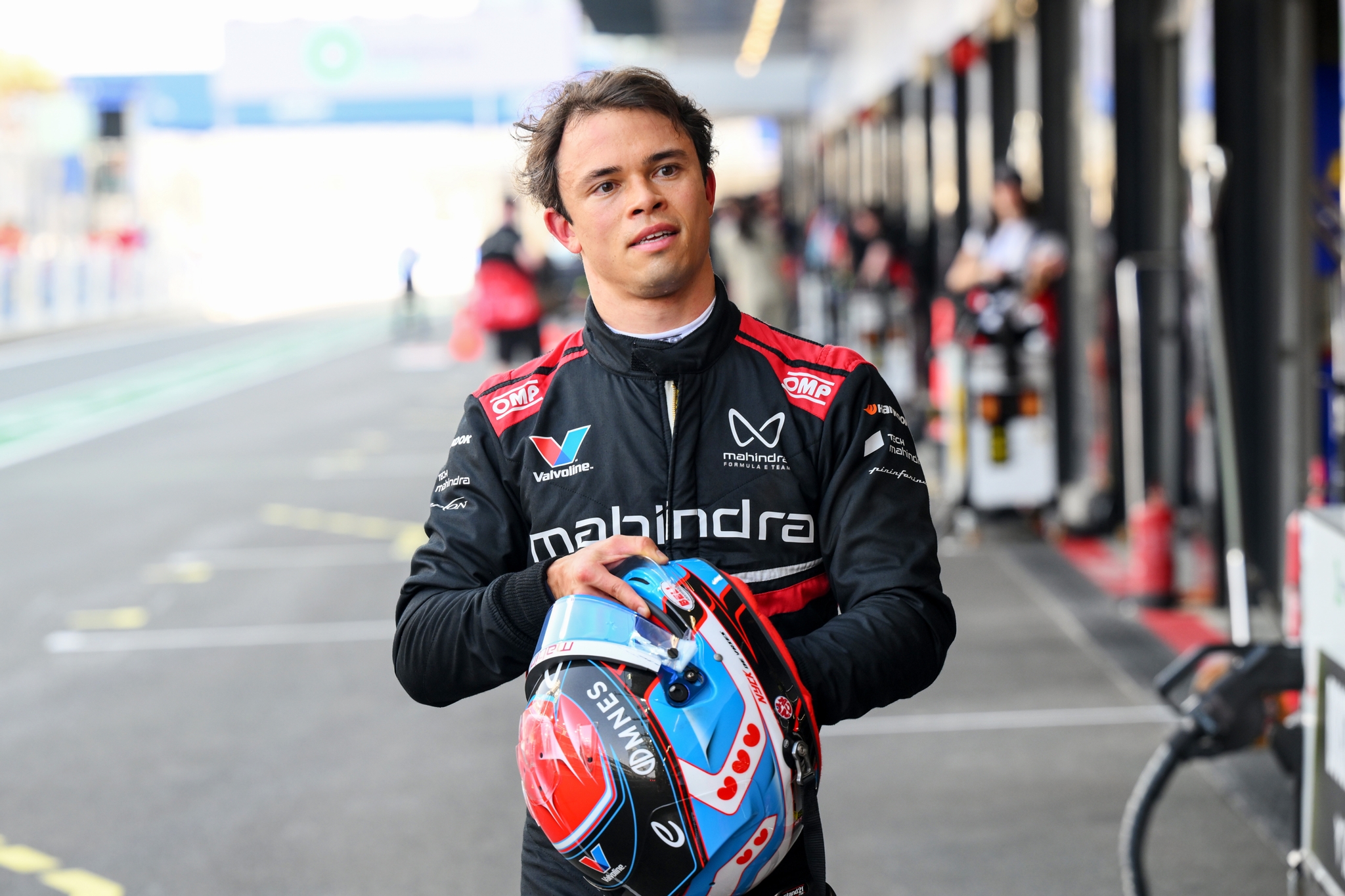JEDDAH, SAUDI ARABIA - FEBRUARY 13: Nyck de Vries de los Países Bajos and Mahindra Racing observa en el Pitlane durante qualifying, previo al Jeddah E-Prix, Ronda 4 del Campeonato Mundial ABB FIA de Fórmula E 2026 en el Circuito de la Corniche de Jeddah el 13 de febrero de 2026 en Jeddah, Arabia Saudita. (Foto: Simon Galloway/LAT Images)