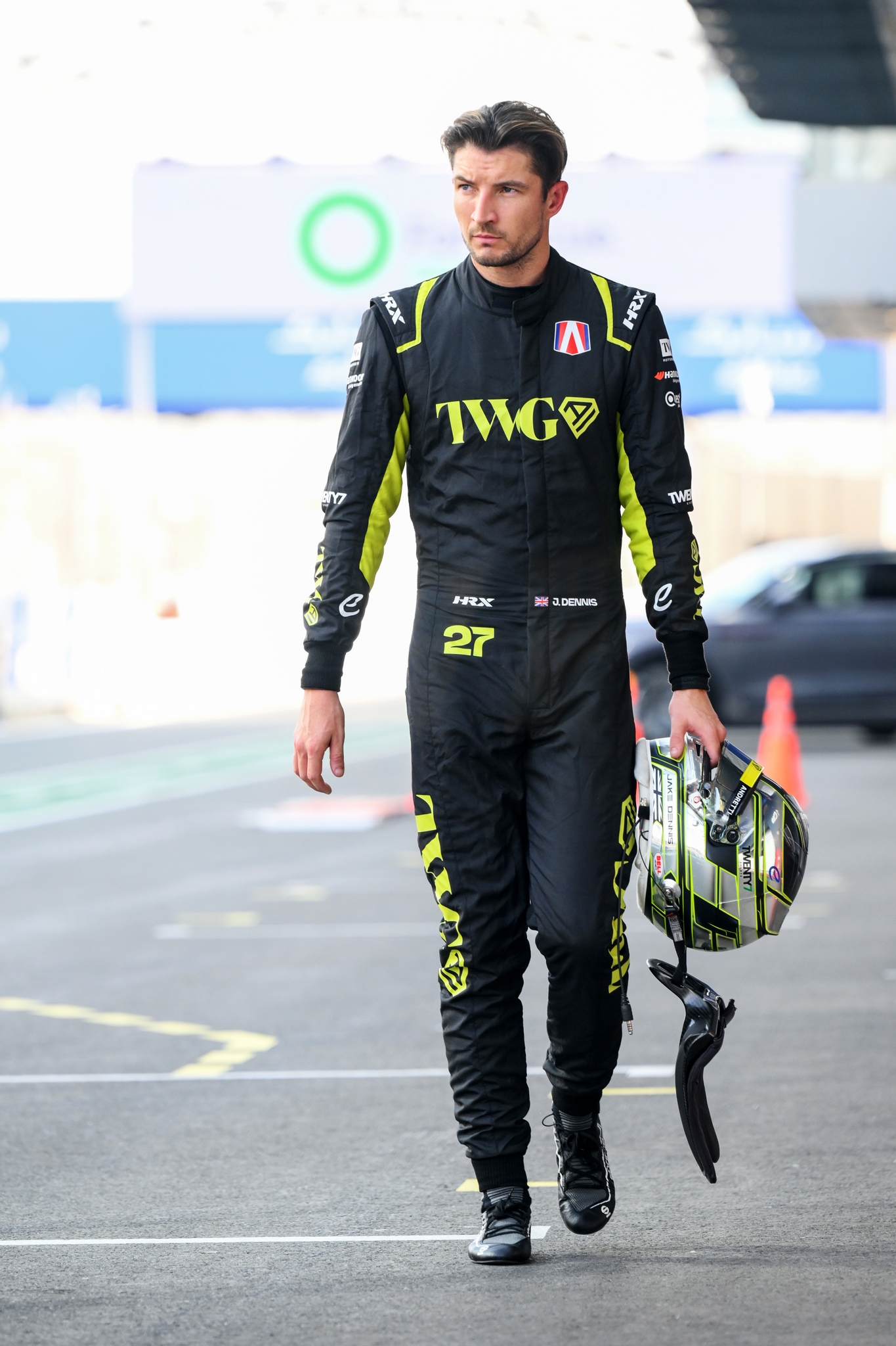 JEDDAH, SAUDI ARABIA - FEBRUARY 13: Jake Dennis de Gran Bretaña and Andretti Formula E observa en el Pitlane durante qualifying, previo al Jeddah E-Prix, Ronda 4 del Campeonato Mundial ABB FIA de Fórmula E 2026 en el Circuito de la Corniche de Jeddah el 13 de febrero de 2026 en Jeddah, Arabia Saudita. (Foto: Simon Galloway/LAT Images)