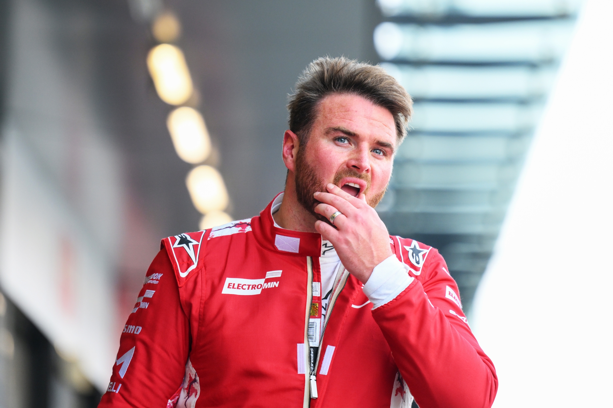 JEDDAH, SAUDI ARABIA - FEBRUARY 13: Oliver Rowly el equipo de Gran Bretaña and Nissan Formula E observa en el Pitlane durante qualifying, previo al Jeddah E-Prix, Ronda 4 del Campeonato Mundial ABB FIA de Fórmula E 2026 en el Circuito de la Corniche de Jeddah el 13 de febrero de 2026 en Jeddah, Arabia Saudita. (Foto: Simon Galloway/LAT Images)