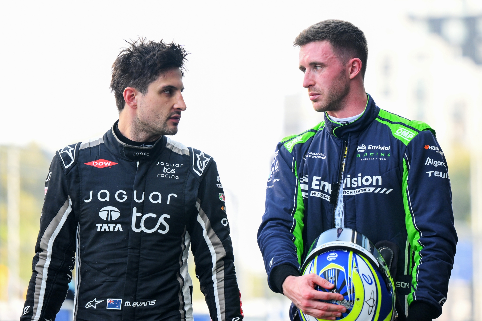 JEDDAH, SAUDI ARABIA - FEBRUARY 13: Mitch Evans de Nueva Zelanda and Jaguar TCS Racing talks with Joel Eriksson de Suecia and Envision Racing in the Pitlane  during qualifying, previo al Jeddah E-Prix, Ronda 4 del Campeonato Mundial ABB FIA de Fórmula E 2026 en el Circuito de la Corniche de Jeddah el 13 de febrero de 2026 en Jeddah, Arabia Saudita. (Foto: Simon Galloway/LAT Images)