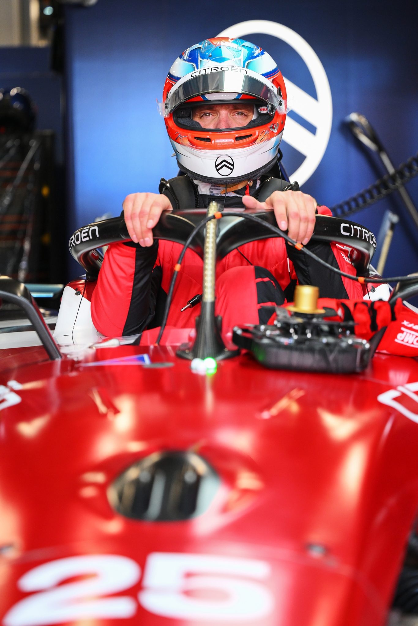 JEDDAH, SAUDI ARABIA - FEBRUARY 13: Jean-Eric Vergne de Francia and Citroen Racing se prepara para conducir en el garaje durante qualifying, previo al Jeddah E-Prix, Ronda 4 del Campeonato Mundial ABB FIA de Fórmula E 2026 en el Circuito de la Corniche de Jeddah el 13 de febrero de 2026 en Jeddah, Arabia Saudita. (Foto: Simon Galloway/LAT Images)