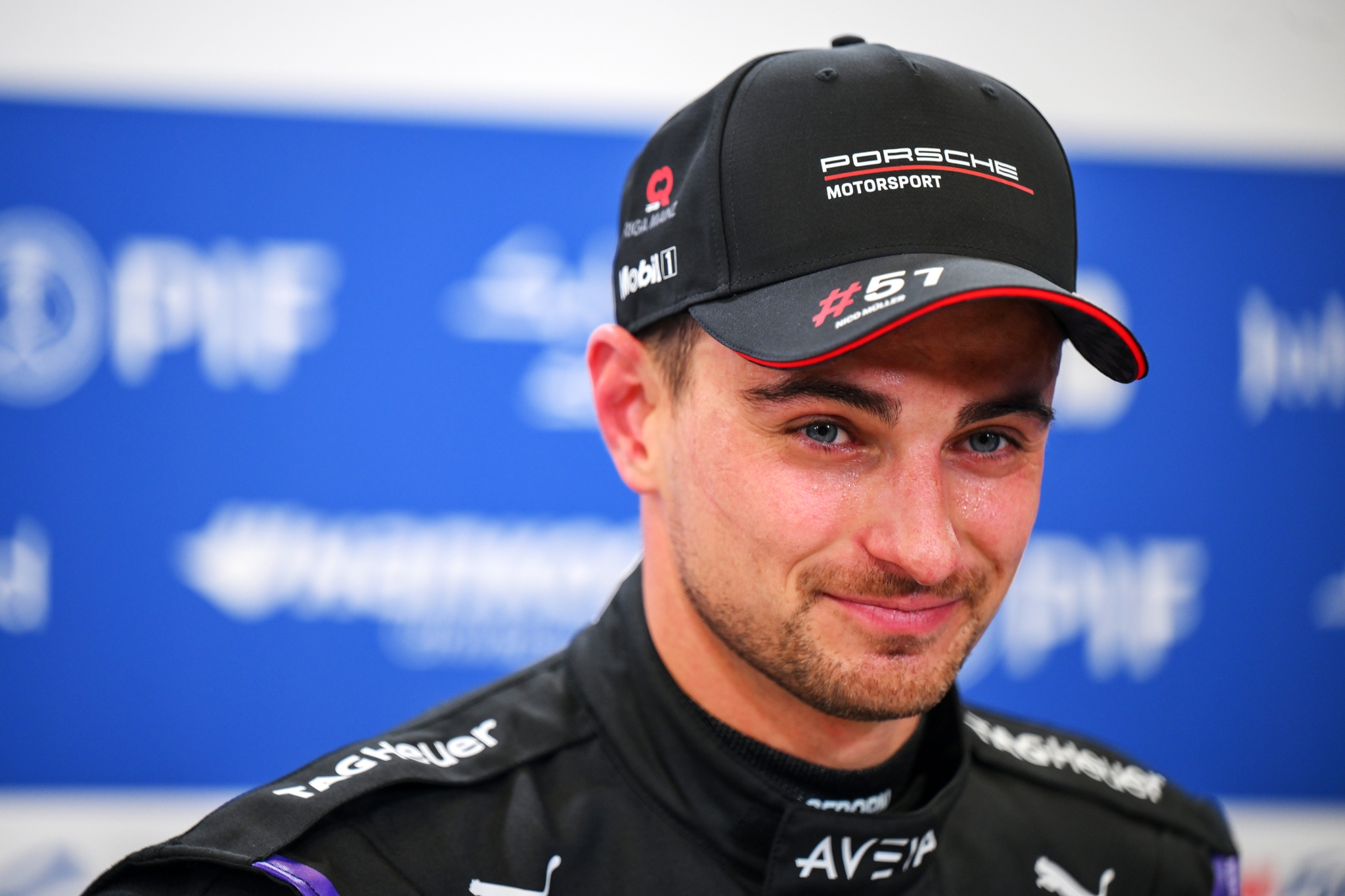 JEDDAH, SAUDI ARABIA - FEBRUARY 13: Nico Muller de Suiza y el equipo Porsche Formula E habla con los medios durante qualifying, previo al Jeddah E-Prix, Ronda 4 del Campeonato Mundial ABB FIA de Fórmula E 2026 en el Circuito de la Corniche de Jeddah el 13 de febrero de 2026 en Jeddah, Arabia Saudita. (Foto: Simon Galloway/LAT Images)