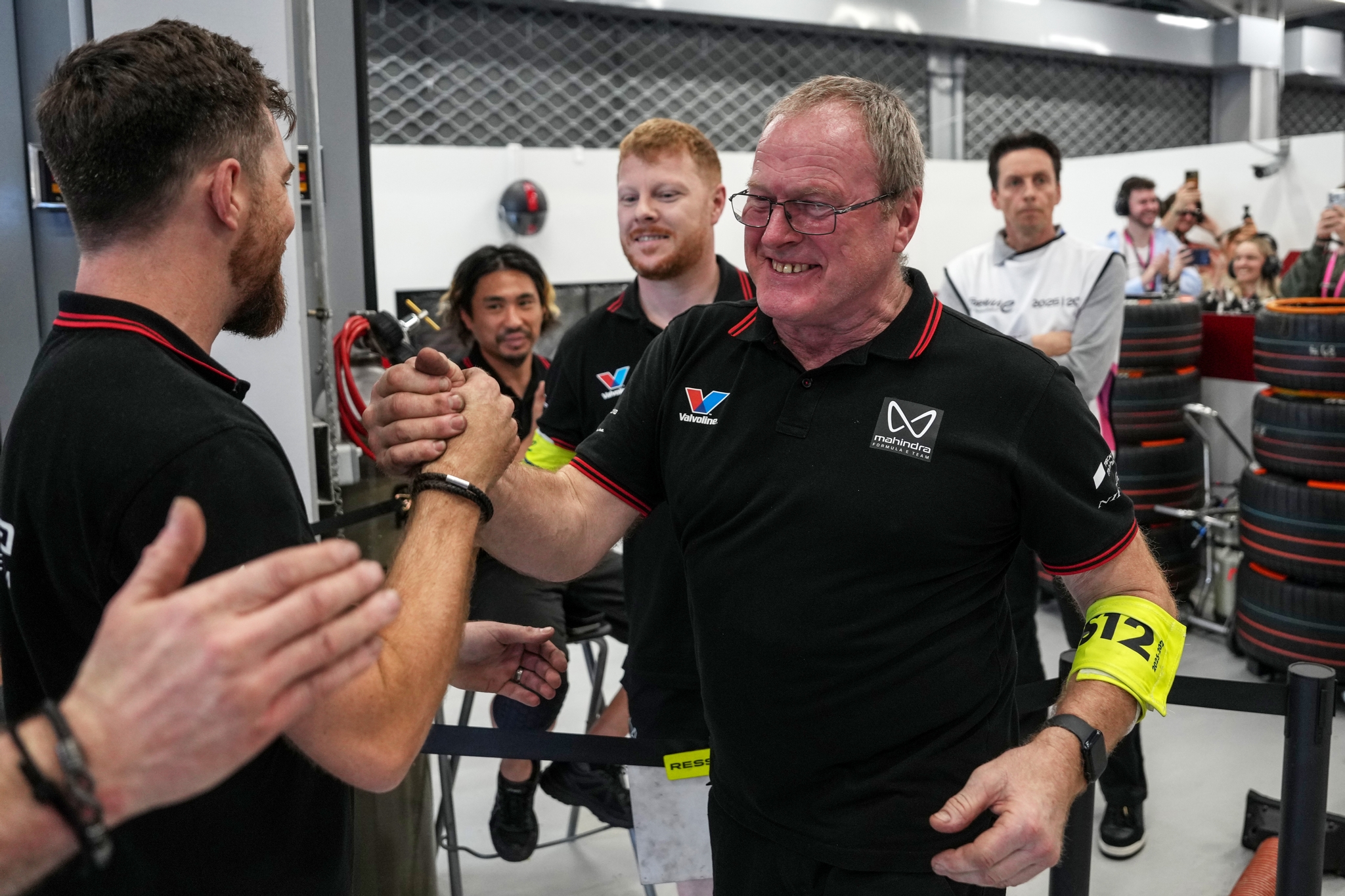 JEDDAH, SAUDI ARABIA - FEBRUARY 13: Mahindra Racing miembros del equipo celebran Edoardo Mortara de Suiza and Mahindra Racing (not pictured) ganar la pole position en el garaje durante qualifying, previo al Jeddah E-Prix, Ronda 4 del Campeonato Mundial ABB FIA de Fórmula E 2026 en el Circuito de la Corniche de Jeddah el 13 de febrero de 2026 en Jeddah, Arabia Saudita. (Foto: Jed Leicester/LAT Images)