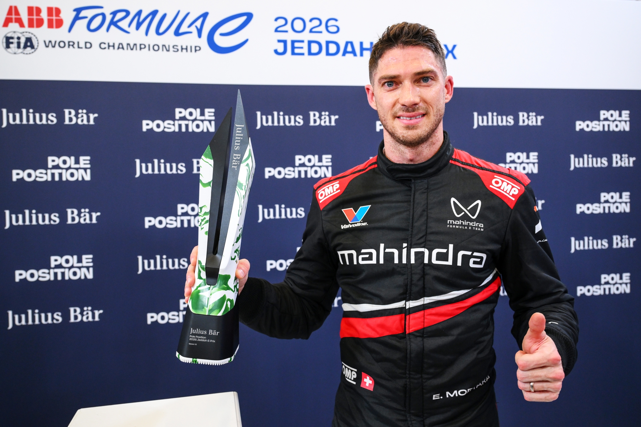 JEDDAH, SAUDI ARABIA - FEBRUARY 13: El ganador de la Pole Position, Edoardo Mortara de Suiza and Mahindra Racing poses for a photo with the Julius Baer Pole Position Award during qualifying, previo al Jeddah E-Prix, Ronda 4 del Campeonato Mundial ABB FIA de Fórmula E 2026 en el Circuito de la Corniche de Jeddah el 13 de febrero de 2026 en Jeddah, Arabia Saudita. (Foto: Simon Galloway/LAT Images)