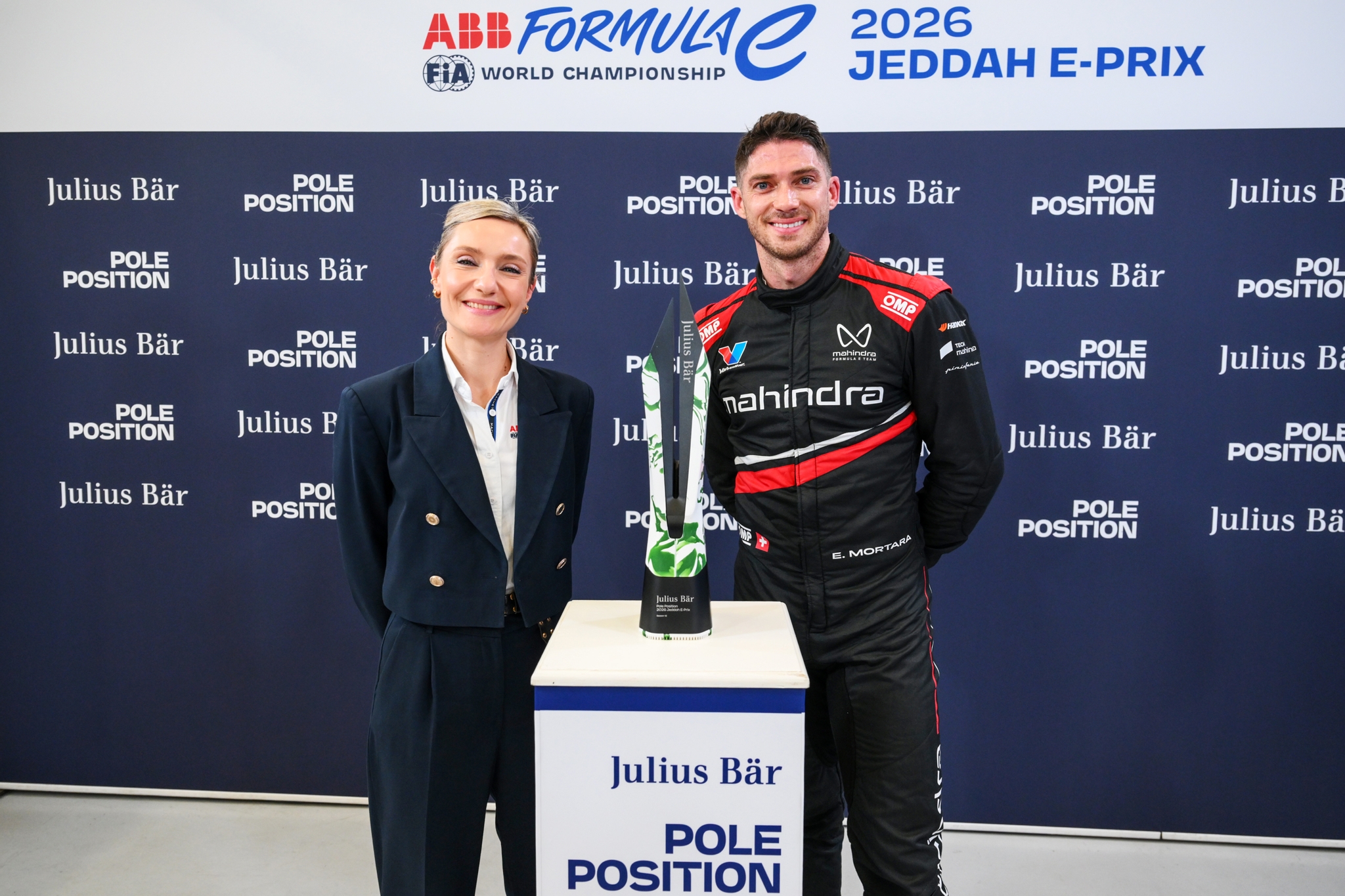 JEDDAH, SAUDI ARABIA - FEBRUARY 13: Julia Palle, Vice President of Sustainability of Formula E, poses for a photo with El ganador de la Pole Position, Edoardo Mortara de Suiza and Mahindra Racing and the Julius Baer Pole Position Award during qualifying, previo al Jeddah E-Prix, Ronda 4 del Campeonato Mundial ABB FIA de Fórmula E 2026 en el Circuito de la Corniche de Jeddah el 13 de febrero de 2026 en Jeddah, Arabia Saudita. (Foto: Simon Galloway/LAT Images)