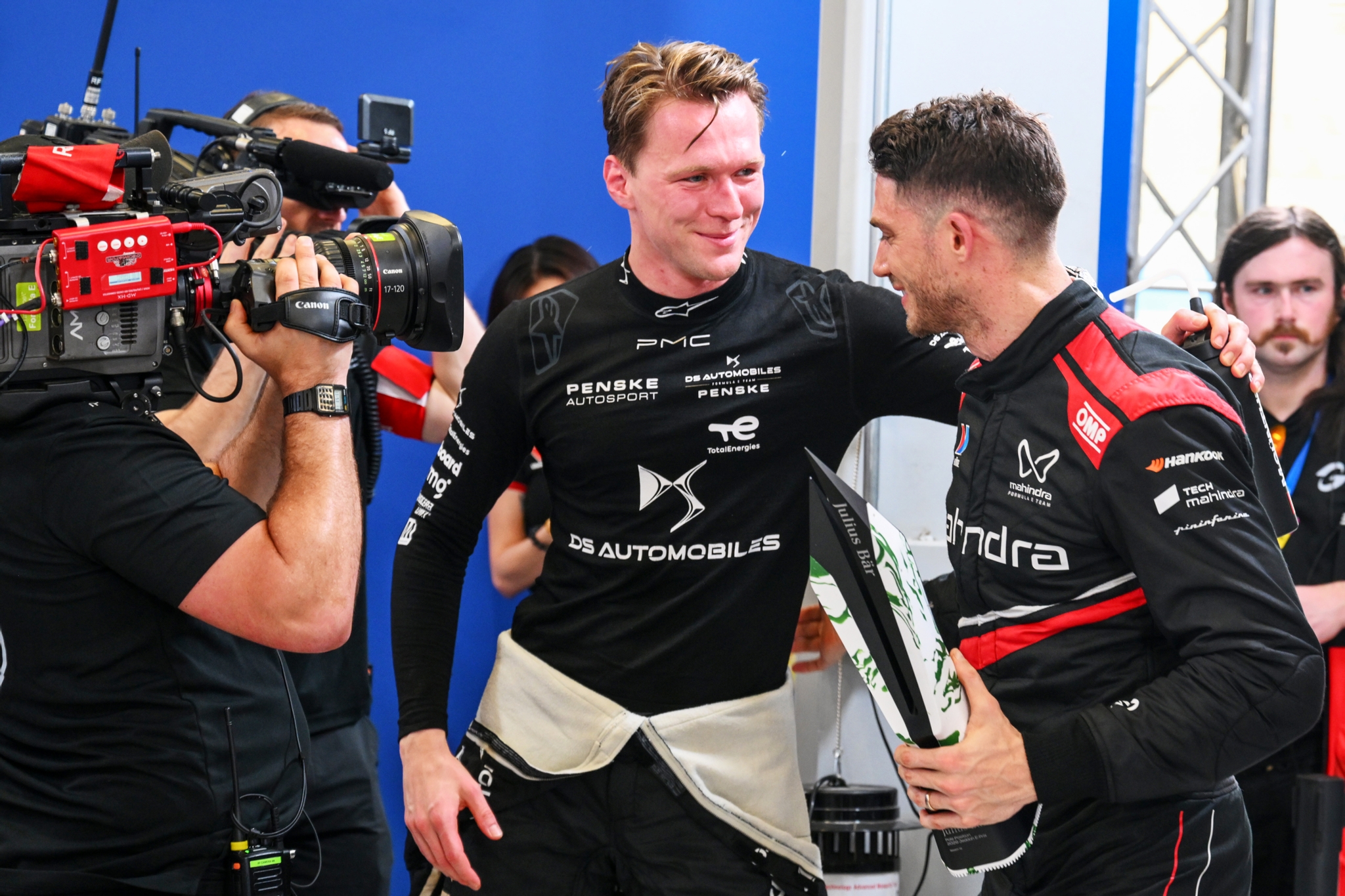 JEDDAH, SAUDI ARABIA - FEBRUARY 13: El segundo lugar, qualifier Maximilian Gunther de Alemania and DS PENSKE congratulates El ganador de la Pole Position, Edoardo Mortara de Suiza and Mahindra Racing during qualifying, previo al Jeddah E-Prix, Ronda 4 del Campeonato Mundial ABB FIA de Fórmula E 2026 en el Circuito de la Corniche de Jeddah el 13 de febrero de 2026 en Jeddah, Arabia Saudita. (Foto: Simon Galloway/LAT Images)