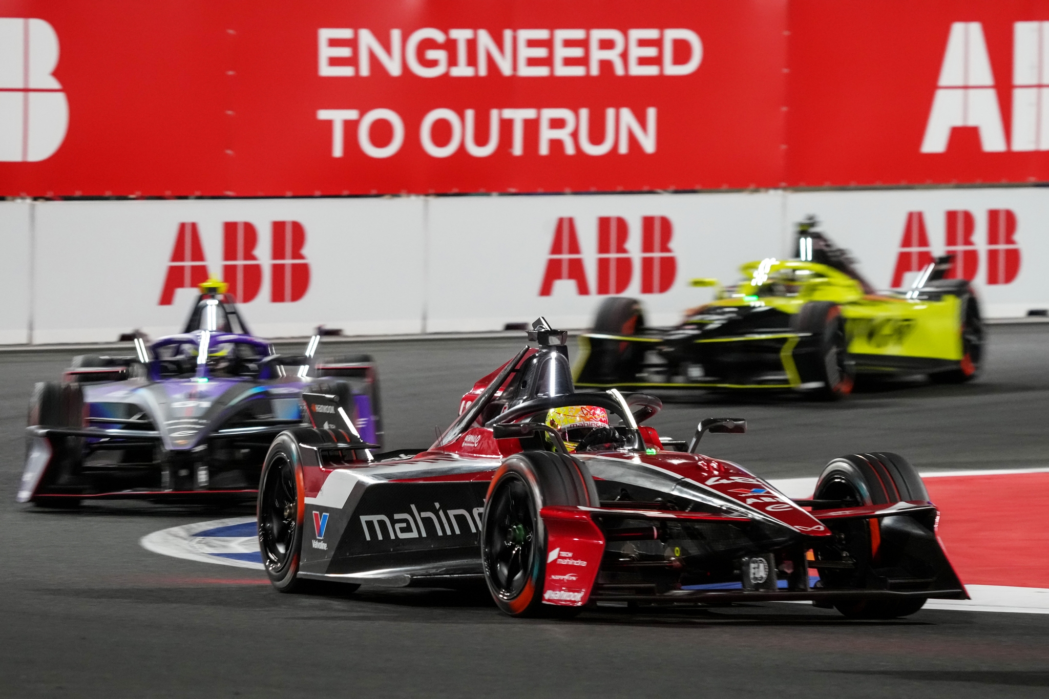 JEDDAH, SAUDI ARABIA - FEBRUARY 13: Edoardo Mortara de Suiza conduciendo el Mahindra Racing Mahindra M12Electro (No. 48) en pista durante el Jeddah E-Prix, Round 4 of the 2026 FIA Formula E World Championship en el Circuito de la Corniche de Jeddah el 13 de febrero de 2026 en Jeddah, Arabia Saudita. (Foto: Jed Leicester/LAT Images)
