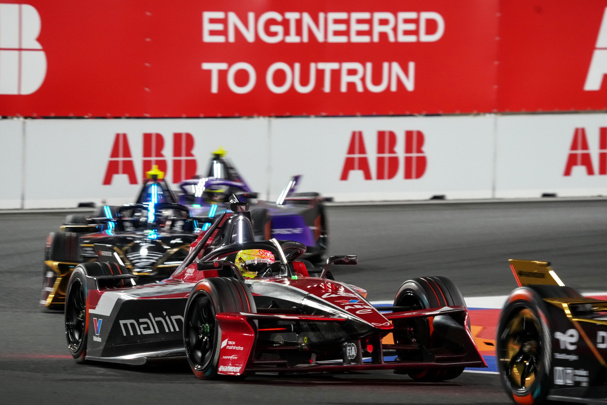 JEDDAH, SAUDI ARABIA - FEBRUARY 13: Edoardo Mortara de Suiza conduciendo el Mahindra Racing Mahindra M12Electro (No. 48) en pista durante el Jeddah E-Prix, Round 4 of the 2026 FIA Formula E World Championship en el Circuito de la Corniche de Jeddah el 13 de febrero de 2026 en Jeddah, Arabia Saudita. (Foto: Jed Leicester/LAT Images)