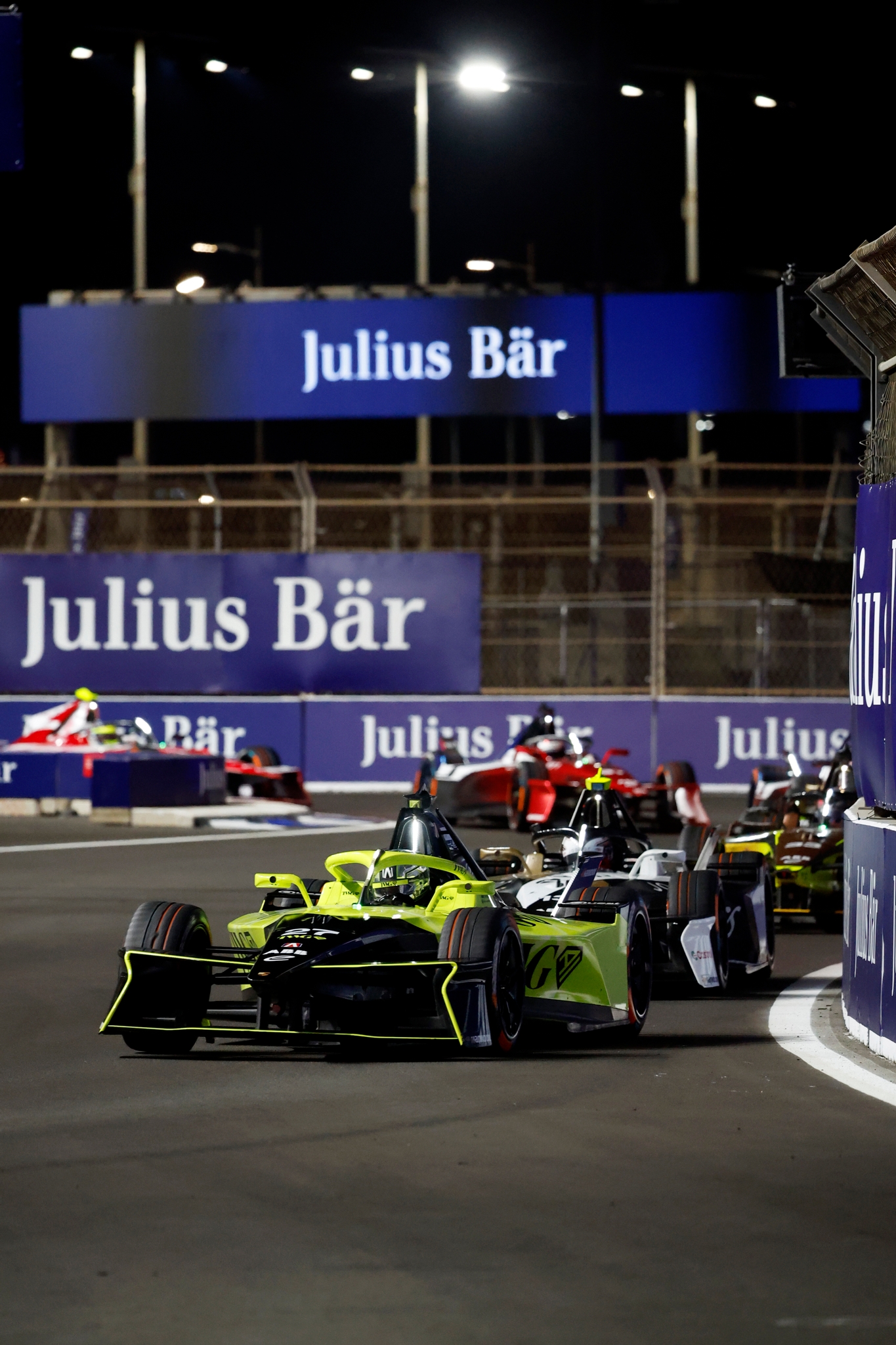 JEDDAH, SAUDI ARABIA - FEBRUARY 13: Jake Dennis de Gran Bretaña conduciendo el Andretti Formula E Porsche 99X Electric (No. 27) en pista durante el Jeddah E-Prix, Round 4 of the 2026 FIA Formula E World Championship en el Circuito de la Corniche de Jeddah el 13 de febrero de 2026 en Jeddah, Arabia Saudita. (Foto: Jordan McKean/LAT Images)