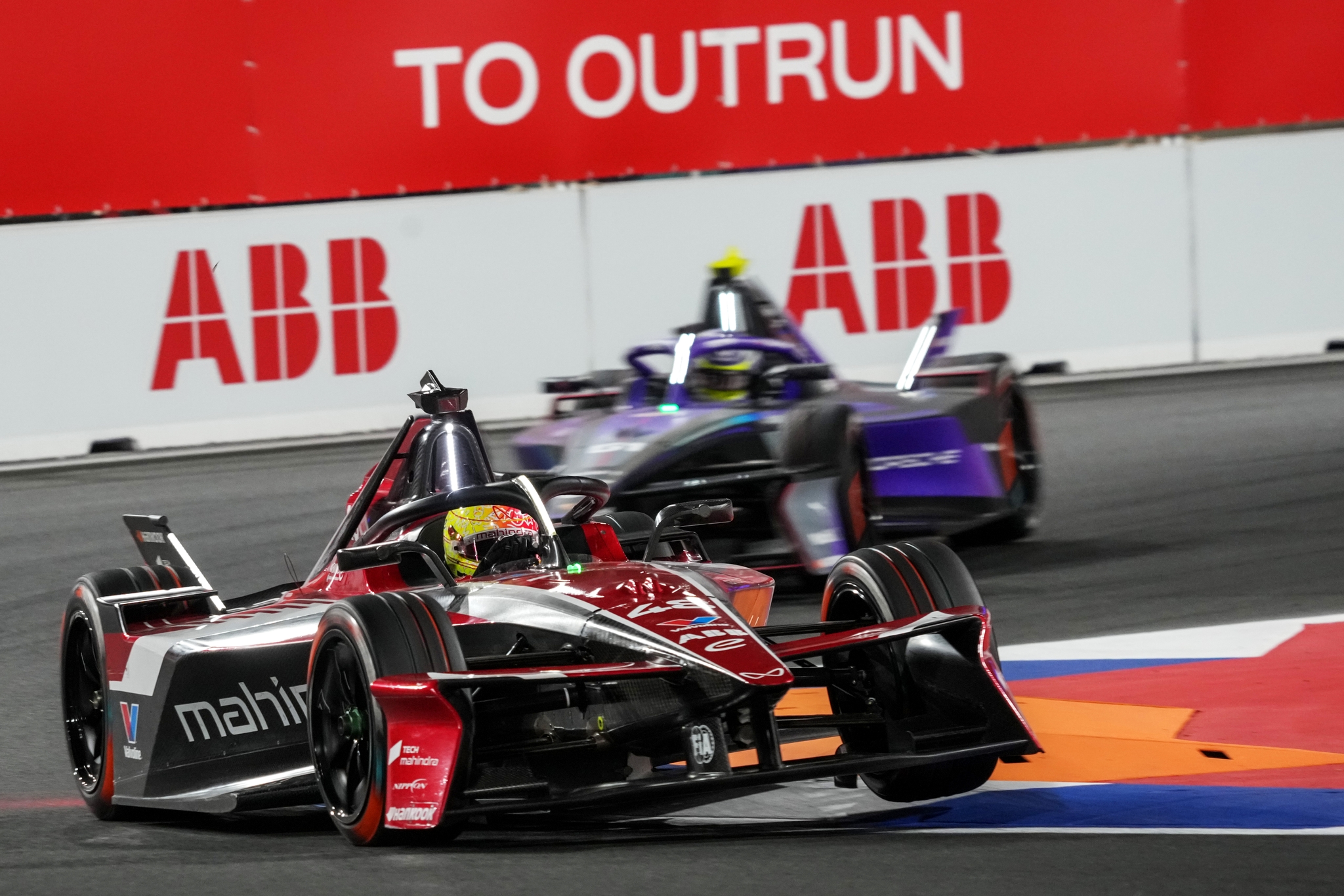 JEDDAH, SAUDI ARABIA - FEBRUARY 13: Edoardo Mortara de Suiza conduciendo el Mahindra Racing Mahindra M12Electro (No. 48) en pista durante el Jeddah E-Prix, Round 4 of the 2026 FIA Formula E World Championship en el Circuito de la Corniche de Jeddah el 13 de febrero de 2026 en Jeddah, Arabia Saudita. (Foto: Jed Leicester/LAT Images)