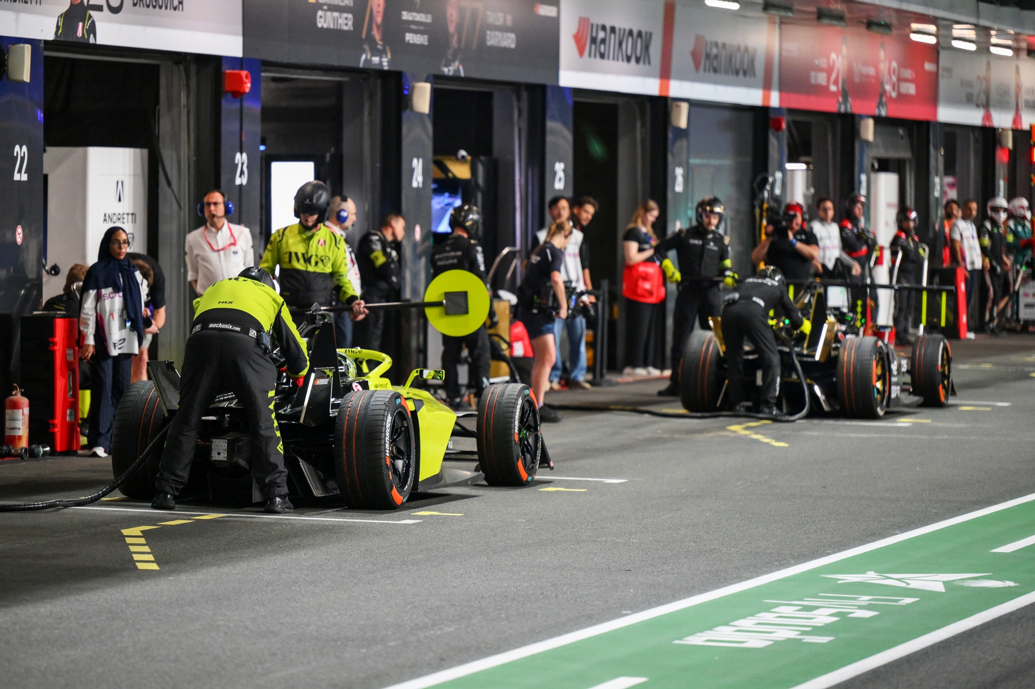 JEDDAH, SAUDI ARABIA - FEBRUARY 13: Jake Dennis de Gran Bretaña conduciendo el Andretti Formula E Porsche 99X Electric (No. 27) realiza una parada de Pit Boost durante the Jeddah E-Prix, Round 4 of the 2026 FIA Formula E World Championship en el Circuito de la Corniche de Jeddah el 13 de febrero de 2026 en Jeddah, Arabia Saudita. (Foto: Simon Galloway/LAT Images)