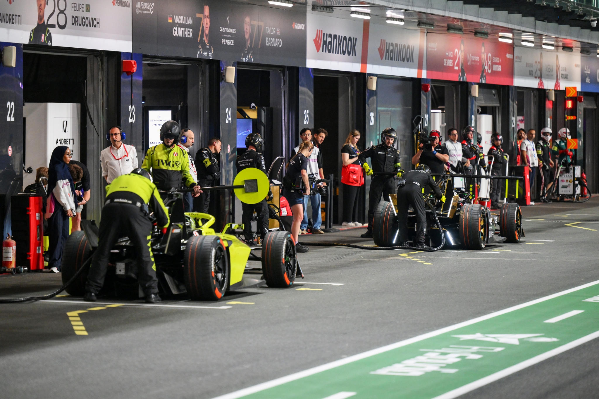 JEDDAH, SAUDI ARABIA - FEBRUARY 13: Taylor Barnard de Gran Bretaña conduciendo el DS Penske DS E-Tense FE25 (No. 77) realiza una parada de Pit Boost durante the Jeddah E-Prix, Round 4 of the 2026 FIA Formula E World Championship en el Circuito de la Corniche de Jeddah el 13 de febrero de 2026 en Jeddah, Arabia Saudita. (Foto: Simon Galloway/LAT Images)