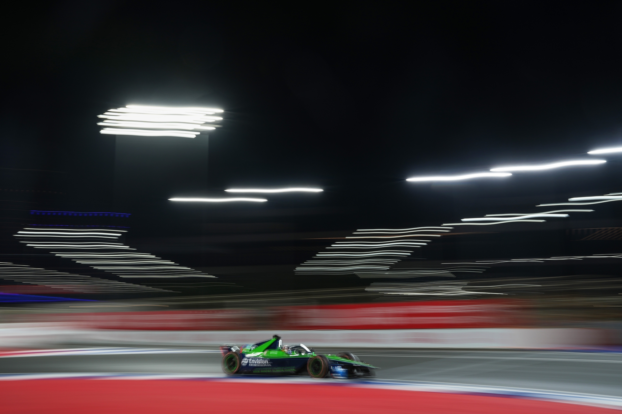 JEDDAH, SAUDI ARABIA - FEBRUARY 13: Sebastien Buemi de Suiza conduciendo el Envision Racing Jaguar I-TYPE 7 (No. 16) en pista durante el Jeddah E-Prix, Round 4 of the 2026 FIA Formula E World Championship en el Circuito de la Corniche de Jeddah el 13 de febrero de 2026 en Jeddah, Arabia Saudita. (Foto: Jed Leicester/LAT Images)