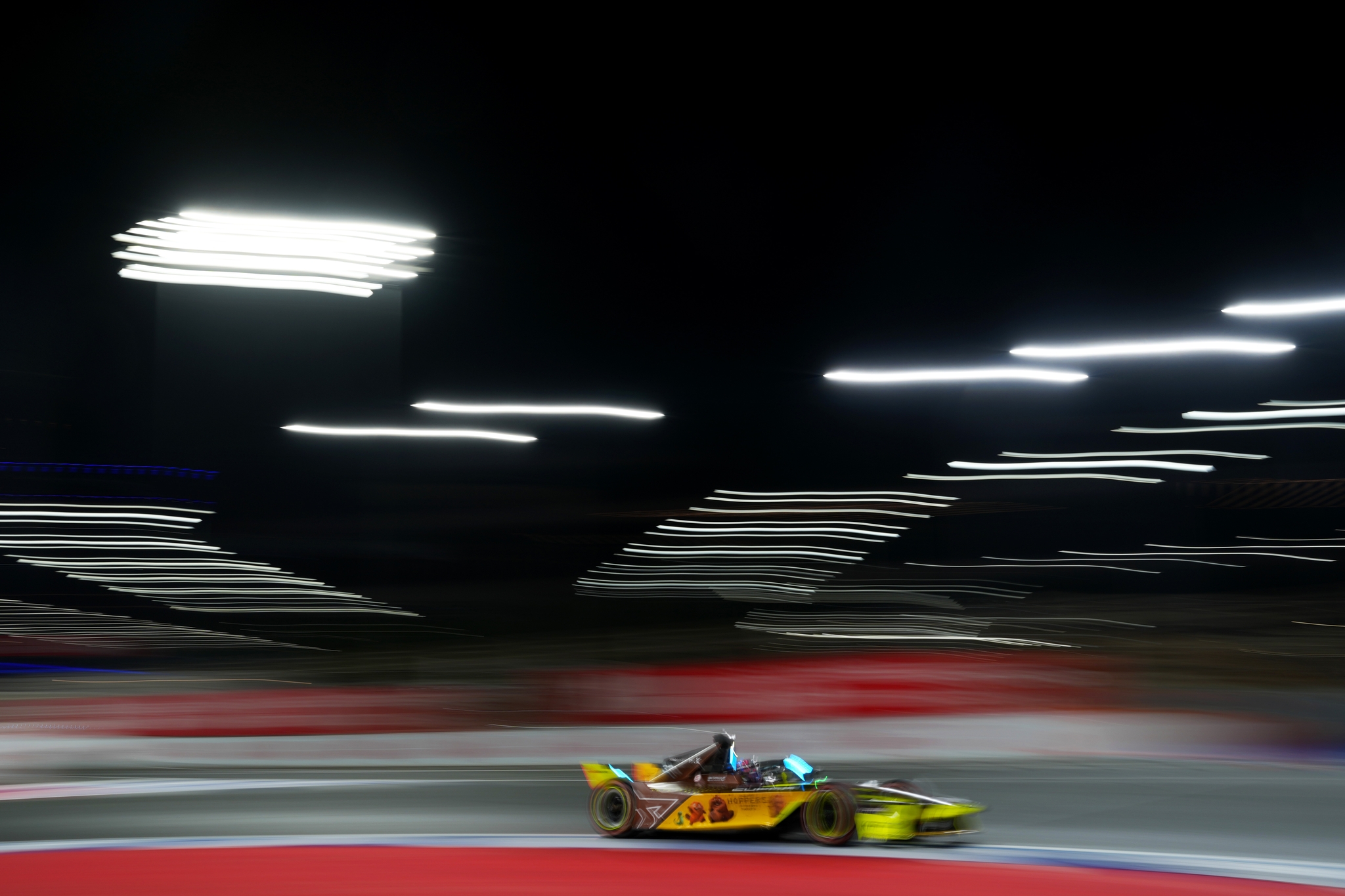 JEDDAH, SAUDI ARABIA - FEBRUARY 13: Dan Ticktum de Gran Bretaña conduciendo el CUPRA KIRO Porsche 99X Electric WCG3 (No. 33) en pista durante el Jeddah E-Prix, Round 4 of the 2026 FIA Formula E World Championship en el Circuito de la Corniche de Jeddah el 13 de febrero de 2026 en Jeddah, Arabia Saudita. (Foto: Jed Leicester/LAT Images)