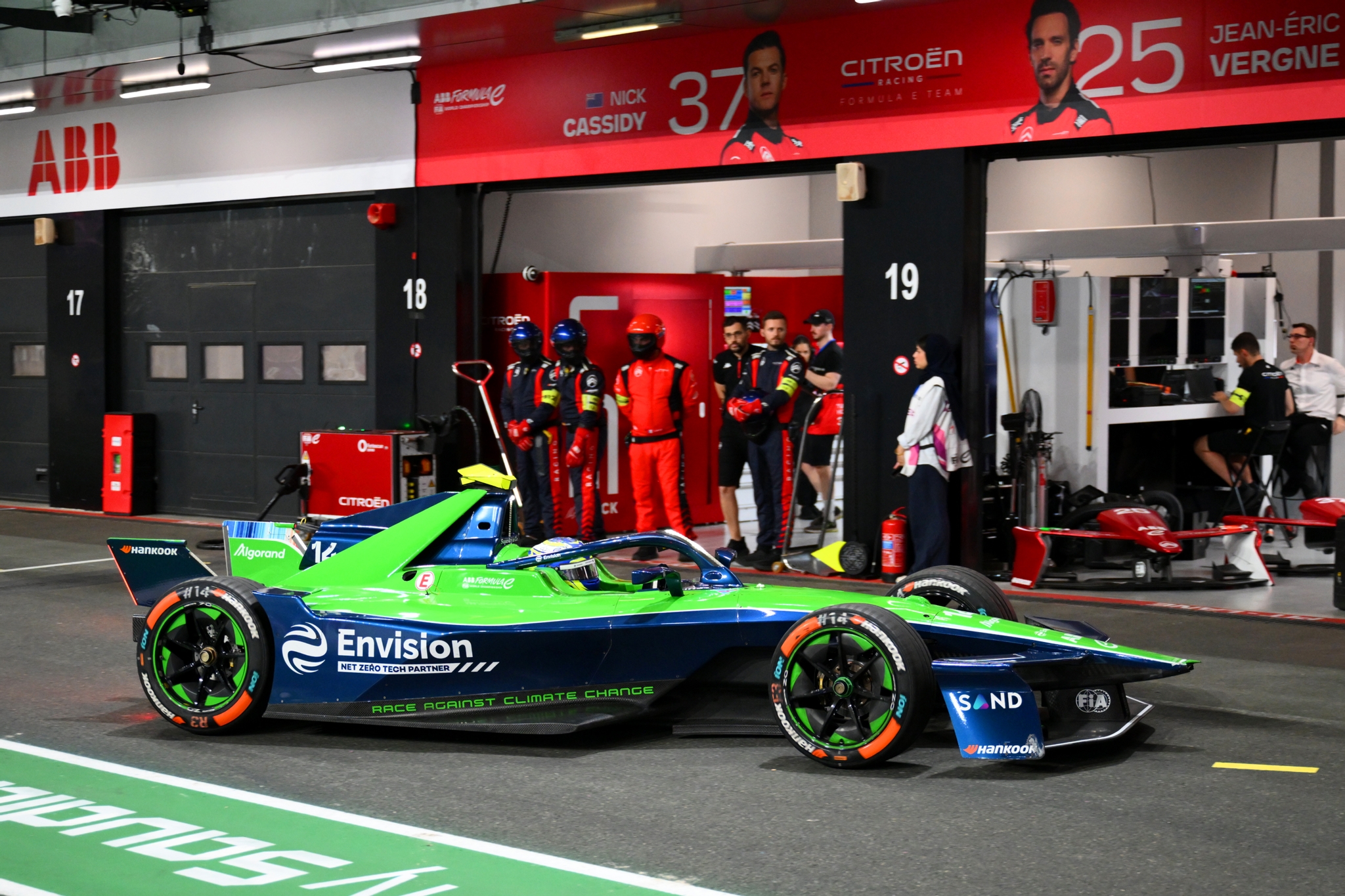 JEDDAH, SAUDI ARABIA - FEBRUARY 13: Joel Eriksson de Suecia conduciendo el Envision Racing Jaguar I-TYPE 7 (No. 14) realiza una parada de Pit Boost durante the Jeddah E-Prix, Round 4 of the 2026 FIA Formula E World Championship en el Circuito de la Corniche de Jeddah el 13 de febrero de 2026 en Jeddah, Arabia Saudita. (Foto: Simon Galloway/LAT Images)