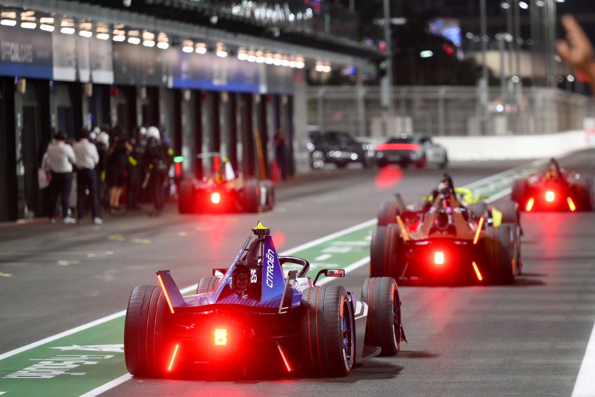 JEDDAH, SAUDI ARABIA - FEBRUARY 13: Jean-Eric Vergne de Francia conduciendo el Citroen Racing e-CX (No. 25) sale de los pits durante the Jeddah E-Prix, Round 4 of the 2026 FIA Formula E World Championship en el Circuito de la Corniche de Jeddah el 13 de febrero de 2026 en Jeddah, Arabia Saudita. (Foto: Simon Galloway/LAT Images)