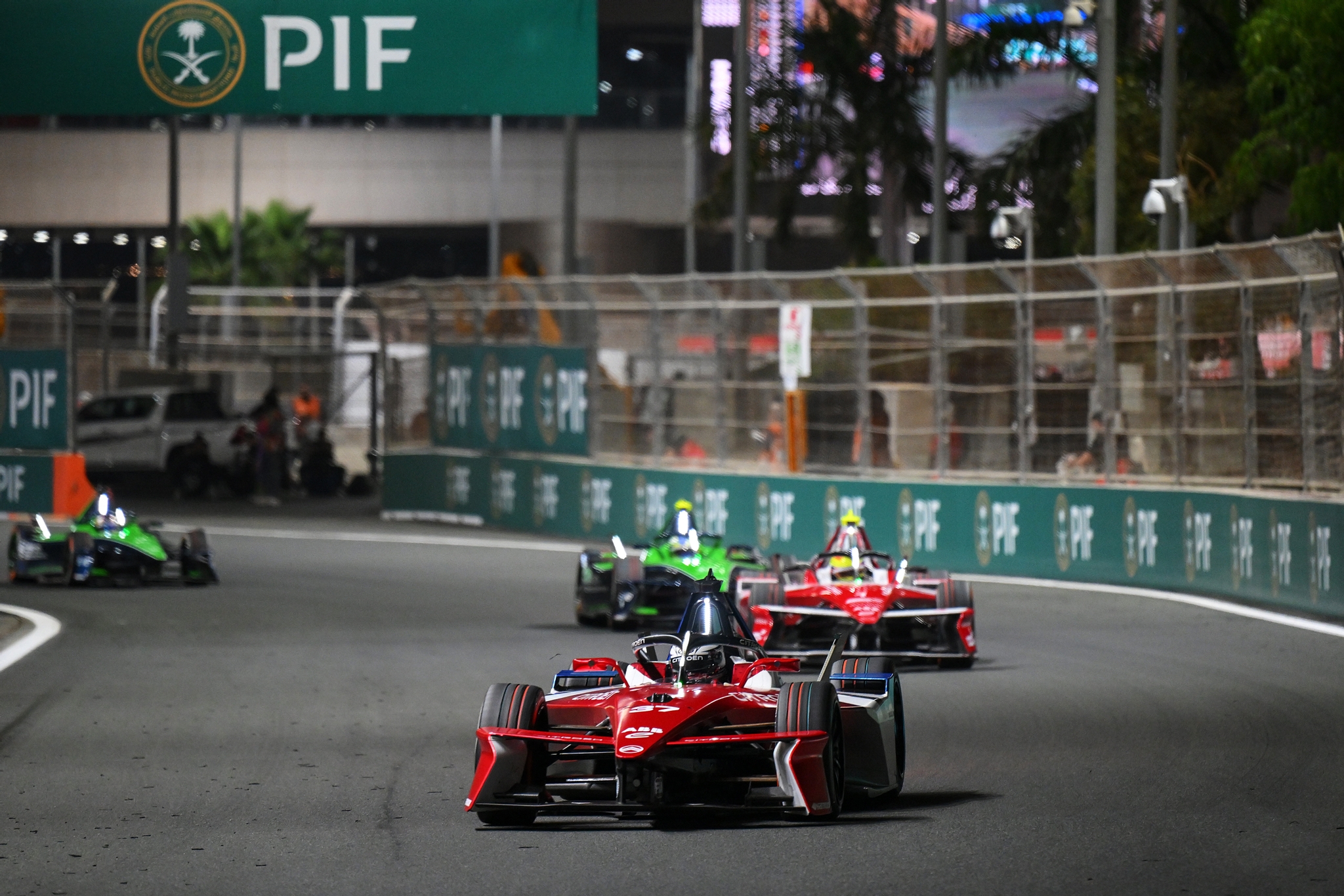 JEDDAH, SAUDI ARABIA - FEBRUARY 13: Nick Cassidy de Nueva Zelanda conduciendo el Citroen Racing e-CX (No. 37) en pista durante el Jeddah E-Prix, Round 4 of the 2026 FIA Formula E World Championship en el Circuito de la Corniche de Jeddah el 13 de febrero de 2026 en Jeddah, Arabia Saudita. (Foto: Simon Galloway/LAT Images)
