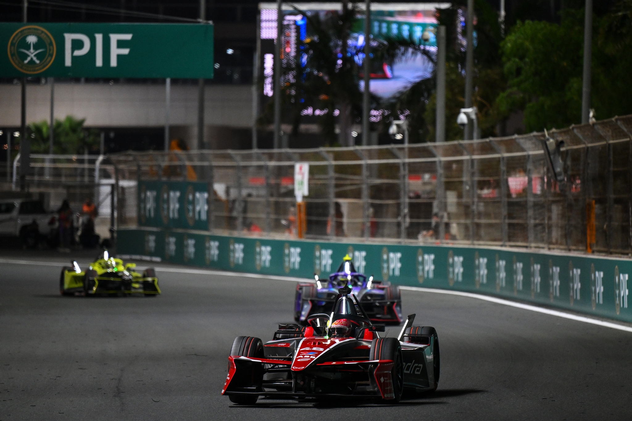 JEDDAH, SAUDI ARABIA - FEBRUARY 13: Edoardo Mortara de Suiza conduciendo el Mahindra Racing Mahindra M12Electro (No. 48) en pista durante el Jeddah E-Prix, Round 4 of the 2026 FIA Formula E World Championship en el Circuito de la Corniche de Jeddah el 13 de febrero de 2026 en Jeddah, Arabia Saudita. (Foto: Simon Galloway/LAT Images)