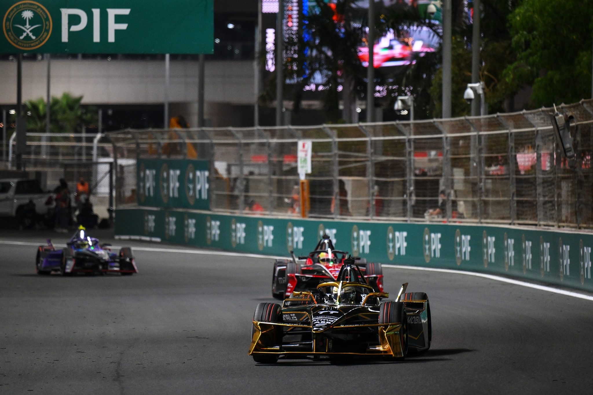 JEDDAH, SAUDI ARABIA - FEBRUARY 13: Taylor Barnard de Gran Bretaña conduciendo el DS Penske DS E-Tense FE25 (No. 77) en pista durante el Jeddah E-Prix, Round 4 of the 2026 FIA Formula E World Championship en el Circuito de la Corniche de Jeddah el 13 de febrero de 2026 en Jeddah, Arabia Saudita. (Foto: Simon Galloway/LAT Images)